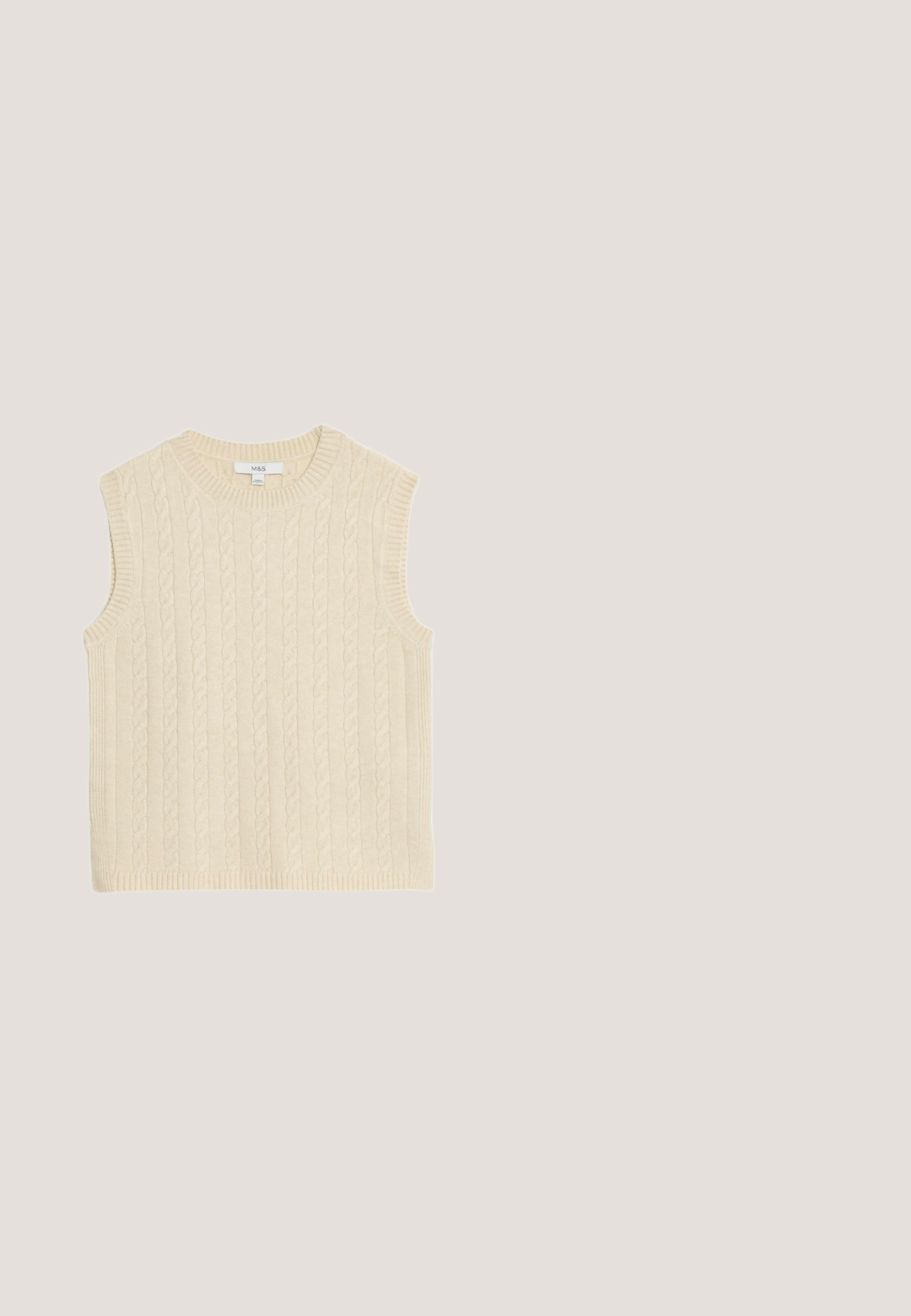 Cremefarvet ærmeløs sweater med kabelstrik design, ribbede kanter og rund halsudskæring. Blød tekstur med en afslappet pasform.; Langærmet, cremefarvet top med skulderudskæringer, lige kant og struktureret stof. Simpelt design uden synlige mønstre eller hardware.; Brune vidde-bukser med en flad front, knaplukning og to sidelommer. Fremstillet i et glat, letvægtsstof.; Ko-mønster loafers lavet af blødt materiale med brun og hvidt mønster, der har slip-on design og flad gummisål.; Rektangulære skildpadde-solbriller med brune tonede linser og en tyk ramme.; Beige rektangulær læderhåndtaske med to runde håndtag og præget "GR" logo på fronten, lynlåslukning øverst.
