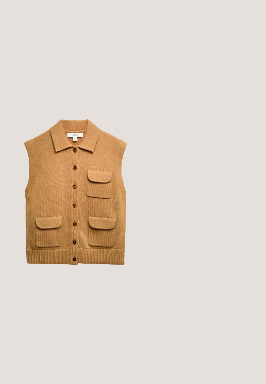 Khaki ærmeløs cardigan med krave, fem knapper og to forlommer. Struktureret strikstof med ribbet kant.; Brun ribbet langærmet bluse med rund hals, tætsiddende manchetter og en let buet kant, lavet af et let strikket stof.; Tekstil i ternet mønster med beige, brun, marineblå og sort farver med en tekstureret finish. Blødt og faldende udseende.; Brune ruskind loafers med rund tå, snøredetalje og metaløjer. Fleksibel gummisål med en tekstureret overflade for bedre greb.; Rektangulære solbriller med skildpaddefarvede stel, mørketonede linser og tykke stel, der er lagt skråt på en hvid baggrund.; Brun ruskindstaske med mørkebrune læderhåndtag og justerbar skulderrem, forrest lynlåslomme og guldfarvet lynlåshardware.