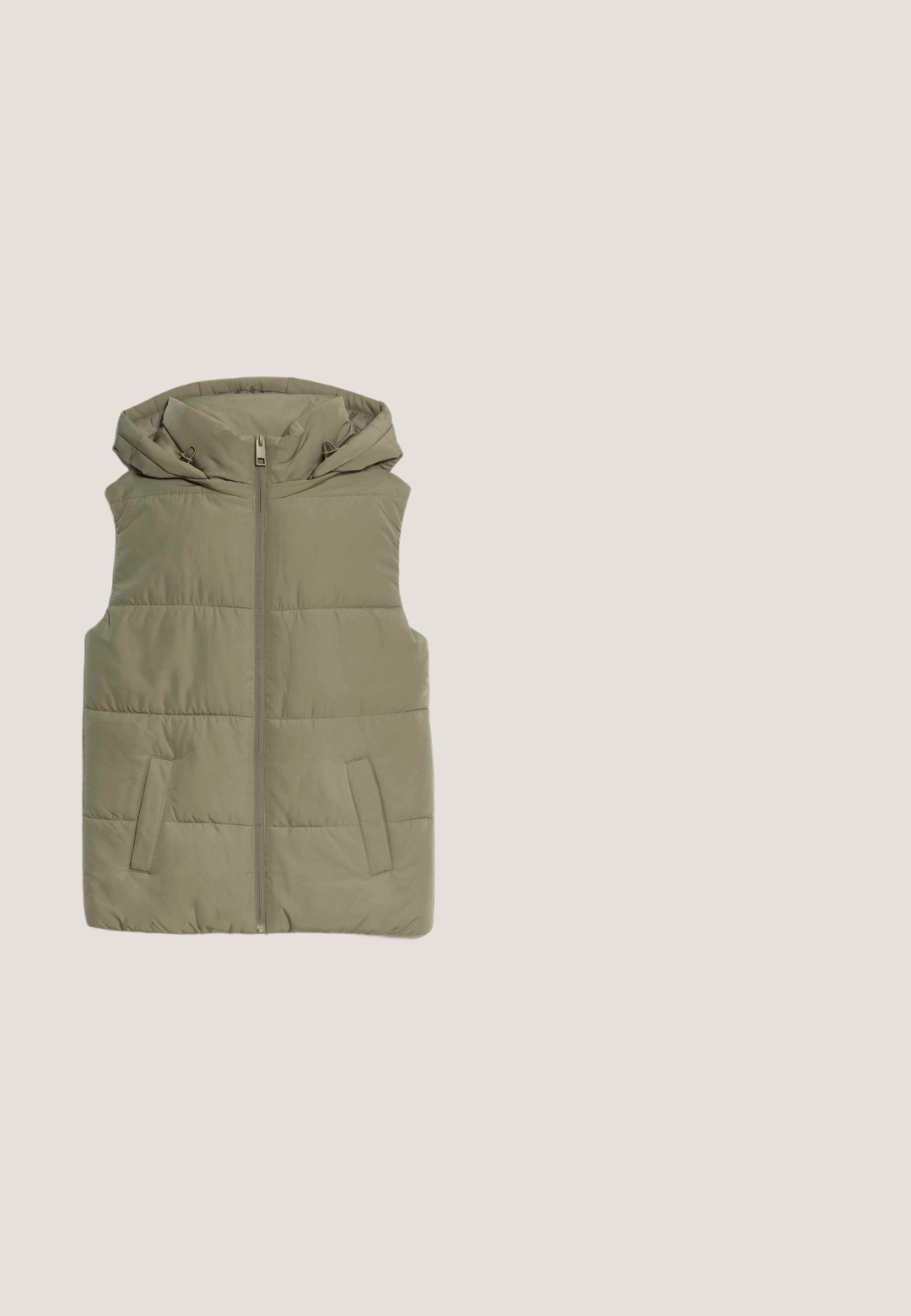Chaleco acolchado verde oliva con capucha, cierre frontal y bolsillos laterales. La tela tiene una textura suave y un diseño acolchado con costuras horizontales.; Camiseta de manga larga, color verde oliva, cuello redondo y ajuste relajado, presentada extendida sobre un fondo blanco.; Pantalones cargo verde oliva hechos de tejido suave, con dos bolsillos frontales, diseño plisado y puños con cierres ajustables.; Zapatillas verde oliva con una parte superior de gamuza texturizada y malla, que cuentan con una suela de goma gruesa y costuras detalladas en los laterales.; Gafas de sol verdes con montura ovalada, lentes oscuras tintadas y varillas delgadas, mostradas con un ligero ángulo sobre un fondo blanco.; Bolso de hombro de tela verde con un diseño curvado, detalles de hardware negro y un cuerpo acolchado. Cuenta con una correa ajustable y un parche con el logo.