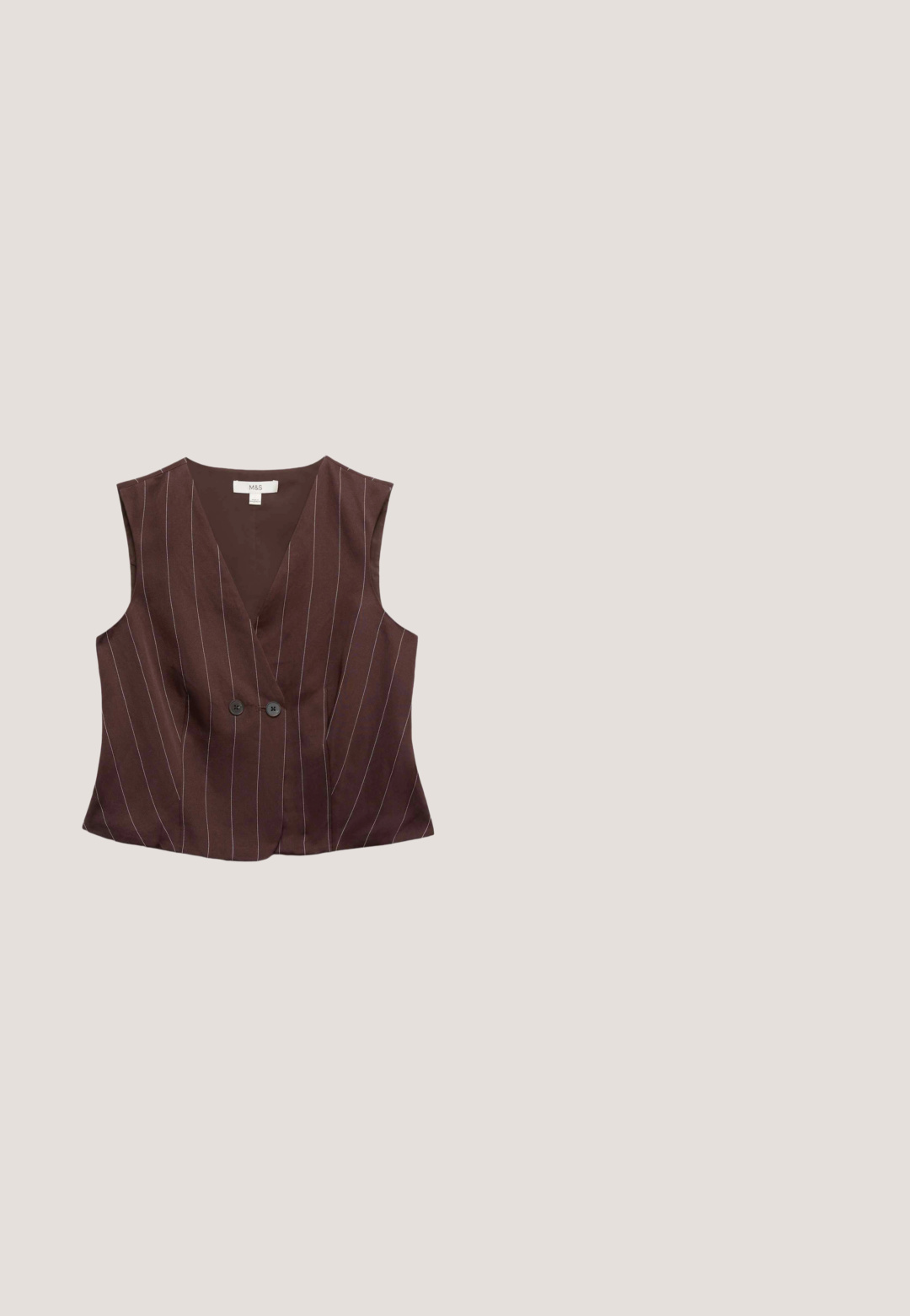 Bruine mouwloze vest met subtiele verticale krijtstrepen en twee zwarte knopen aan de voorkant, voorzien van een diepe V-hals en een getailleerde pasvorm.; Donkerbruine t-shirt met korte mouwen en een ronde hals, met opgevouwen mouwranden, plat weergegeven op een witte achtergrond.; Bruine broek met hoge taille en wijde pijpen, voorzien van riemlussen en voorplooien, gemaakt van lichtgewicht stof.; Bruine suède platte slide-sandaal met een brede gekruiste band en een beige zool en hak.; Schilpaddenbril met een stevige rechthoekige montuur, bruine lenzen en slanke pootjes met een subtiele merkdetail.; Donkerbruine suède schoudertas met een enkele riem en een subtiel merkembleem in het midden op een effen witte achtergrond.