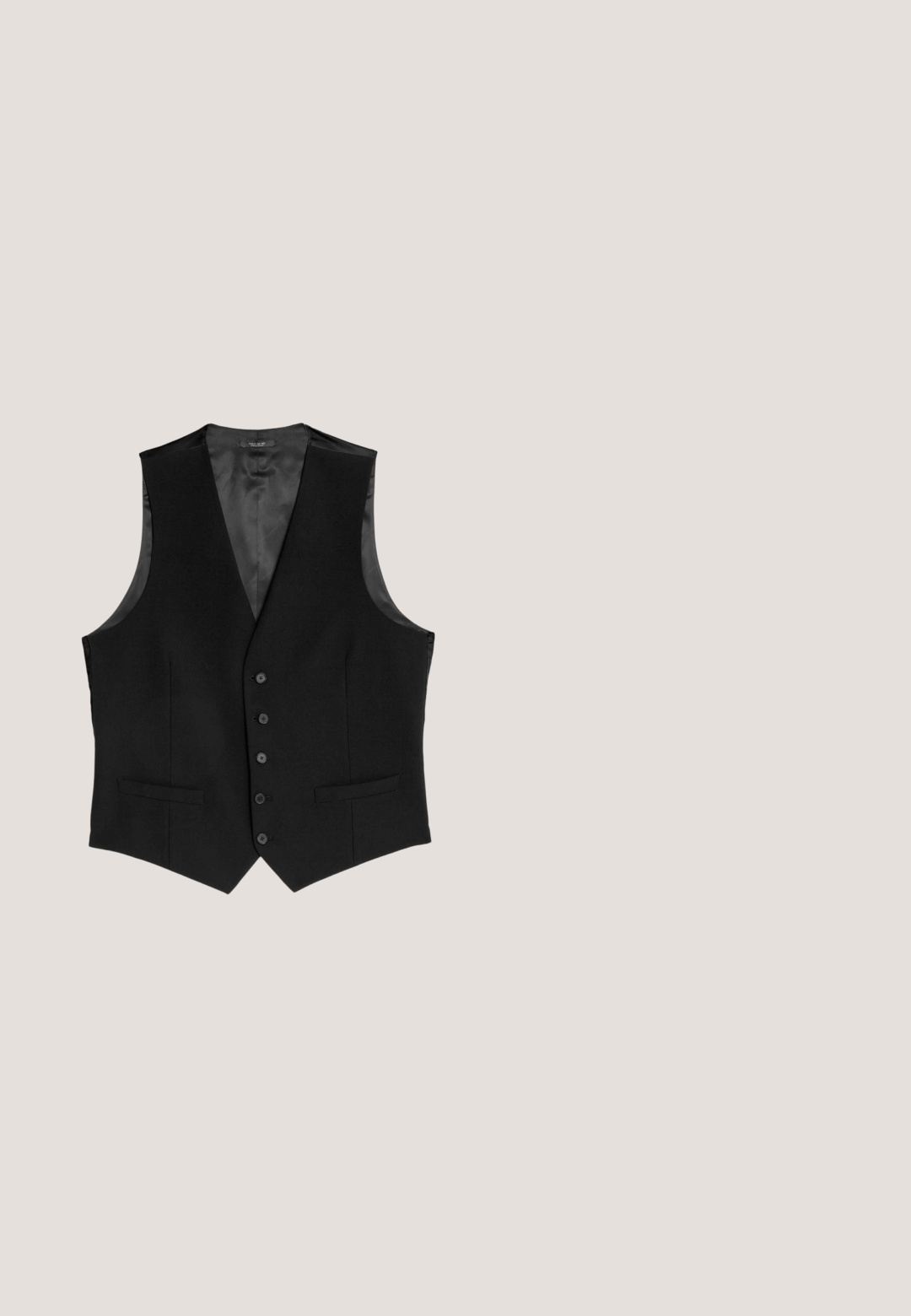 Sort formel vest med fem forreste knapper og to forreste slidserlommer, ærmeløs med V-hals design og glat indre foring.; Sort ribbet tanktop med rund halsudskæring og brede ærmegab, lavet af en blød, strækbar stof. Mærke: Pull&Bear.; Sorte plisserede shorts med en skræddersyet design, som har sidelommer og en taljebånd for en sikker pasform. Glat stof med en skarp tekstur.; Sort læder slip-on kørselssko med mokkasinsyning, snore detalje på toppen og gummisål med grebspuder.; Sorte rektangulære solbriller med let skrå hjørner og tonede linser placeret på en hvid overflade.; Sort læderbælte med synlige syninger og en skinnende sølvspænde lagt fladt i en sammenrullet position på en hvid baggrund.