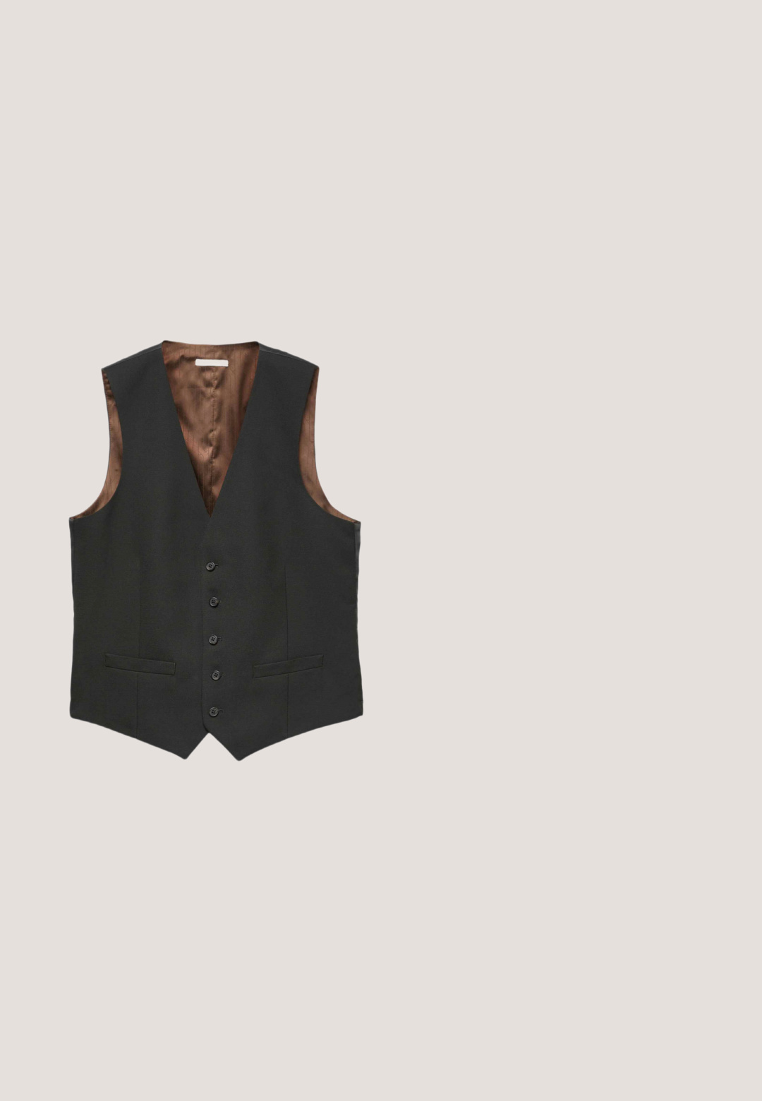 Sort formel vest med fem knapper og to forlommer, med brun satinforing indeni.; Sort crew-neck sweater lavet af et glat strikket stof. Har lange ærmer samt ribbede manchetter og kant. Simpelt, ensfarvet design uden mønstre.; Grå skræddersyede bukser med et subtilt mønster, der har sidelommer, en frontknaplukning og en slank pasform.; Sort læderklassesko med klassisk design, med perforerede detaljer på tåen og siderne samt en robust gummisål.; Sort rektangulær læder toilettaske med håndtag på den ene side og lynlås, vist mod en hvid baggrund.; Suedebælte i mørkegrå med en glat overflade. Har en sølvmetalspænde og flere huller til justerbar størrelse.