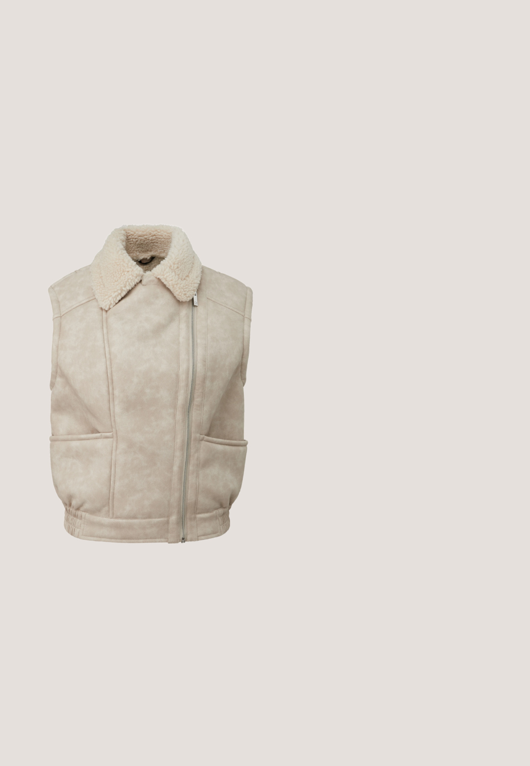 Beige faux suede mouwloze vest met een pluche beige kraag, rits aan de voorkant en twee grote opgestikte zakken. Geurtextureerd met een verzameld zoom.; Korte mouwen ivoorkleurig top met een gestructureerd, gekreukt patroon; heeft een ronde halslijn en een relaxte pasvorm, vervaardigd uit een zachte stof.; Grijze, lichte broek met een elastische tailleband, koordsluiting en twee voorzakken met een rechte pijpzijden.; Beige gebreide sneaker met veters aan de voorkant, uitsnijdingen langs de zijkanten, gestructureerde zool en trekbandje bij de hiel, zijaanzicht.; Bruine zonnebril met verloop in de glazen en een vierkante kunststof montuur. Heeft brede glazen en slanke, gebogen pootjes voor een stevige pasvorm.; Reiss PLAITED STRAP  - Handtas - tan
