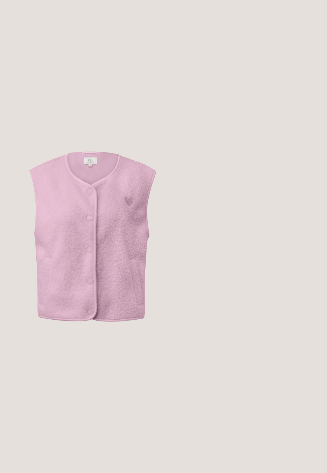 Ärmellose Fleeceweste in hellem Rosa mit Druckknöpfen, rundem Ausschnitt, Seitentaschen und kleinem Herzdetail auf der linken Brust.; Helles rosa Sweatshirt mit langen Ärmeln aus weichem Material. Mit einem kleinen gestickten Herz auf der linken Brust. Rippbündchen am Kragen und an den Ärmeln.; Helle rosa Sweatpants aus weichem Stoff, mit einem elastischen Bund, geradem Bein-Design und verstellbaren Kordelzügen am Saum.; Pinkfarbener Plateau-Sneaker mit weißer Sohle, Schnürung vorne und zwei roten Herzmotiven an der Seite, aus Stoffmaterial.; Rosa Stoff-Umhängetasche mit verstellbarem Riemen, dekoriert mit einem bunten Muster aus Bären, Blumen und Bäumen, Reißverschlussverschluss und kleinem vorderem Etikett.; Runde rosa polierte Perlenkette mit Goldverschluss, in einem Kreis auf weißem Hintergrund angeordnet.