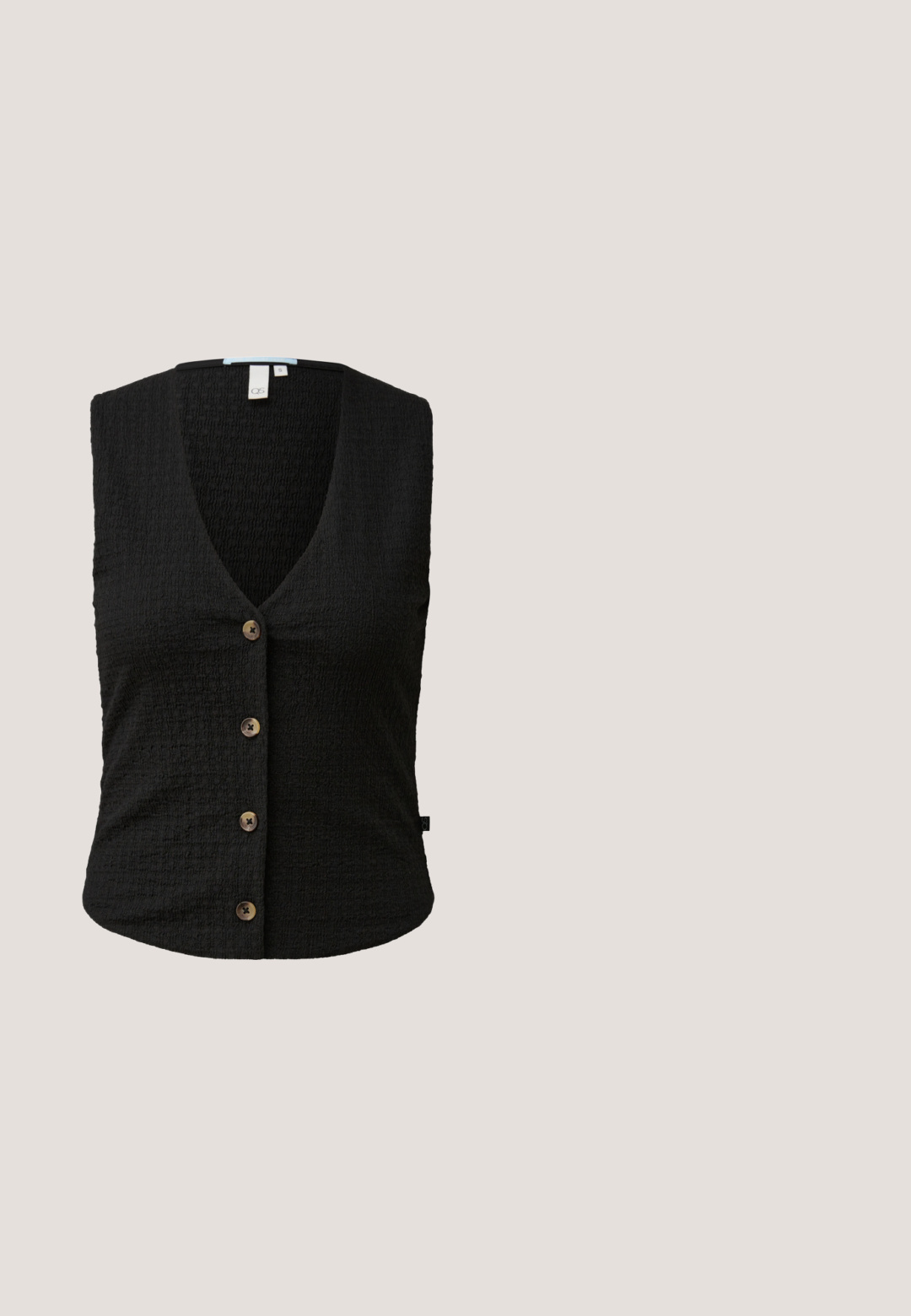 Zwart mouwloos textuurvest met V-hals en vier bruine knopen aan de voorkant, maat S, zonder zichtbare zakken of versieringen.; Korte mouw shirt in zwart en crèmekleur met een gedurfde blavond. Gemaakt van lichtgewicht stof, het heeft een klassieke kraag en knopen.; Zwarte en crèmekleurige wijde broek met een geometrisch patroon van dikke lijnen en curves. Elastische tailleband met een trekkoord voor een verstelbare pasvorm.; Zwarte mule-sandaal met open teen, brede gekruiste riemen en een stevige blokhak, op een witte achtergrond.; Zwarte zonnebril met hoekig cat-eye ontwerp, donker getinte lenzen, glanzende plastic montuur en subtiele gouden accenten op de pootjes.; Zwarte geweven handtas in hobo-vorm, met een gestructureerd oppervlak, een gouden accent en een afneembare schouderband. Het heeft één gevlochten handvat.