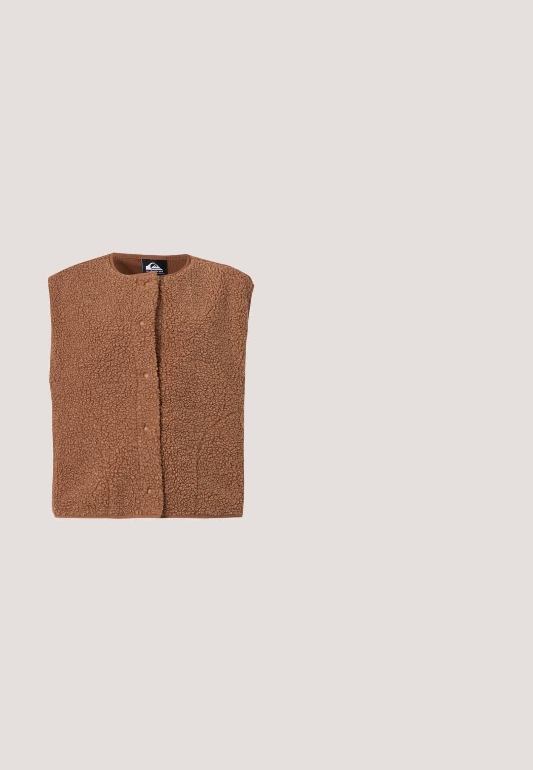 Veste marron texturée sans manches avec boutons-pression et col rond, posée à plat sur un fond clair, vue de face.; Sweat-shirt beige avec des dessins au trait rouges d'une étoile de mer, un palmier, le soleil et un coquillage sur la poitrine.; T-shirt en coton couleur crème avec un motif de fleurs stylisées en blocs horizontaux de différentes couleurs. Manches courtes et col rond.; Shorts en lin blanc avec une taille élastique, coupe décontractée et bord en dentelle décoratif à l'ourlet. Texture lisse et design décontracté.; Baskets en dentelle violet clair avec une finition texturée, semelle en caoutchouc blanc et lacets assortis, présentant un motif subtile.; Sac fourre-tout réutilisable beige clair avec des dessins colorés sur le thème de la mer et de la nourriture, comprenant un crabe, des coquillages, une fraise, une tranche de citron et des rubans.