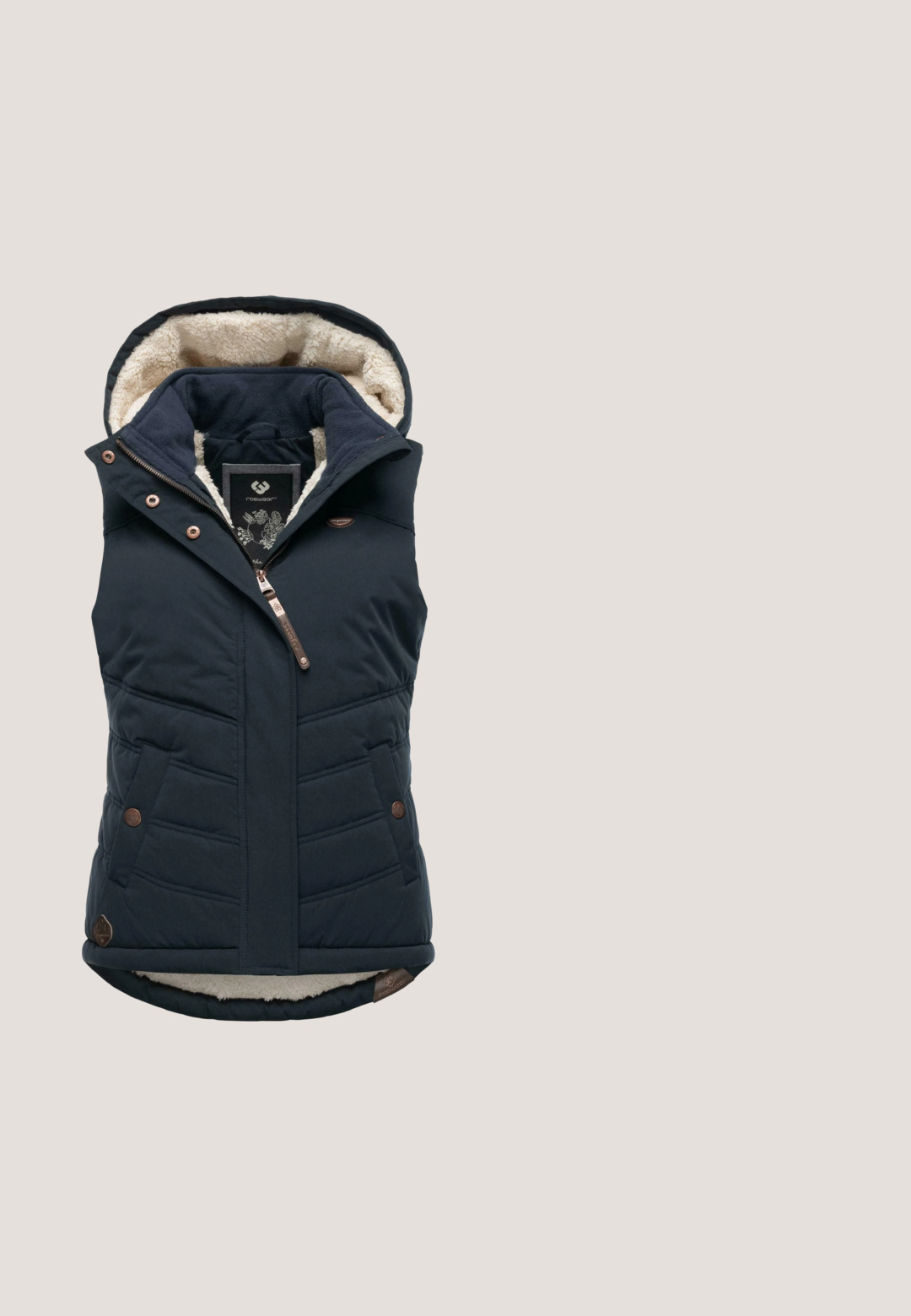 Ragwear HESTY - Vest - navy; Mørkeblå hættetrøje med lange ærmer, kængurulomme, høj snørehals og "SWEDEMOUNT" logo på bryst og ærme, ensfarvet baggrund.; Langærmet skjorte i mørk marineblå, lavet af blødt, struktureret stof. Har et lille hvidt logo på brystet og teksten "Quick Dry" på kanten.; Marine cargo bukser med en mørkere blå nederste del, der har sidelommer, en lynlåslomme og sorte accenter ved kanten. Letvægtsstof.; Mørkeblå vandrestøvle med en struktureret læderoverdel, faux pelskant, metaløjer og en robust gummisål for godt greb.; Polariserede solbriller med grå stel, vinklet linseudformning og reflekterende lyseblå linser. Har tekstureret stænger for bedre greb.