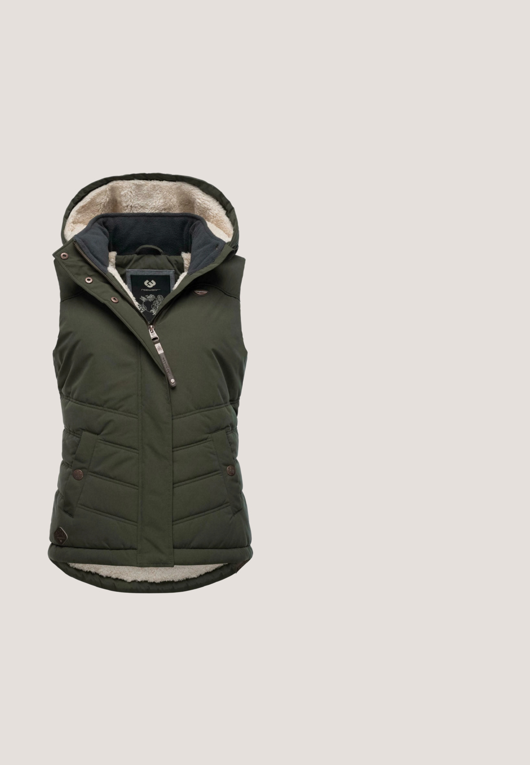 Ragwear HESTY - Veste - dark olive; Zaļš svītrains džemperis ar apaļu dekoltē, garām piedurknēm un struktūrētu adījumu ar baltām horizontālām svītrām.; Garām piedurknēm, pieguloša olīvu zaļā krāsā ar apaļu kakla izgriezumu krekls ar vienkāršu dizainu bez redzamām rakstu vai logotipiem.; Olīvzaļi kravas bikses izgatavotas no izturīgas kokvilnas maisījuma ar sašaurinātiem aizdariem, vairākām kabatām un ceļa krokām, lai nodrošinātu papildu mobilitāti.; Gaiši zaļa zema profila kedu ar baltu zoli, aizmugurējā daļā baltu cilpiņu un "s.Oliver" logotipu sānos.; Zaļa faktūrēta rokas soma ar divām rokām, regulējamu plecu siksnu, priekšējo rāvējslēdzēja kabatu un nelielu metāla klipšu priekšpusē.