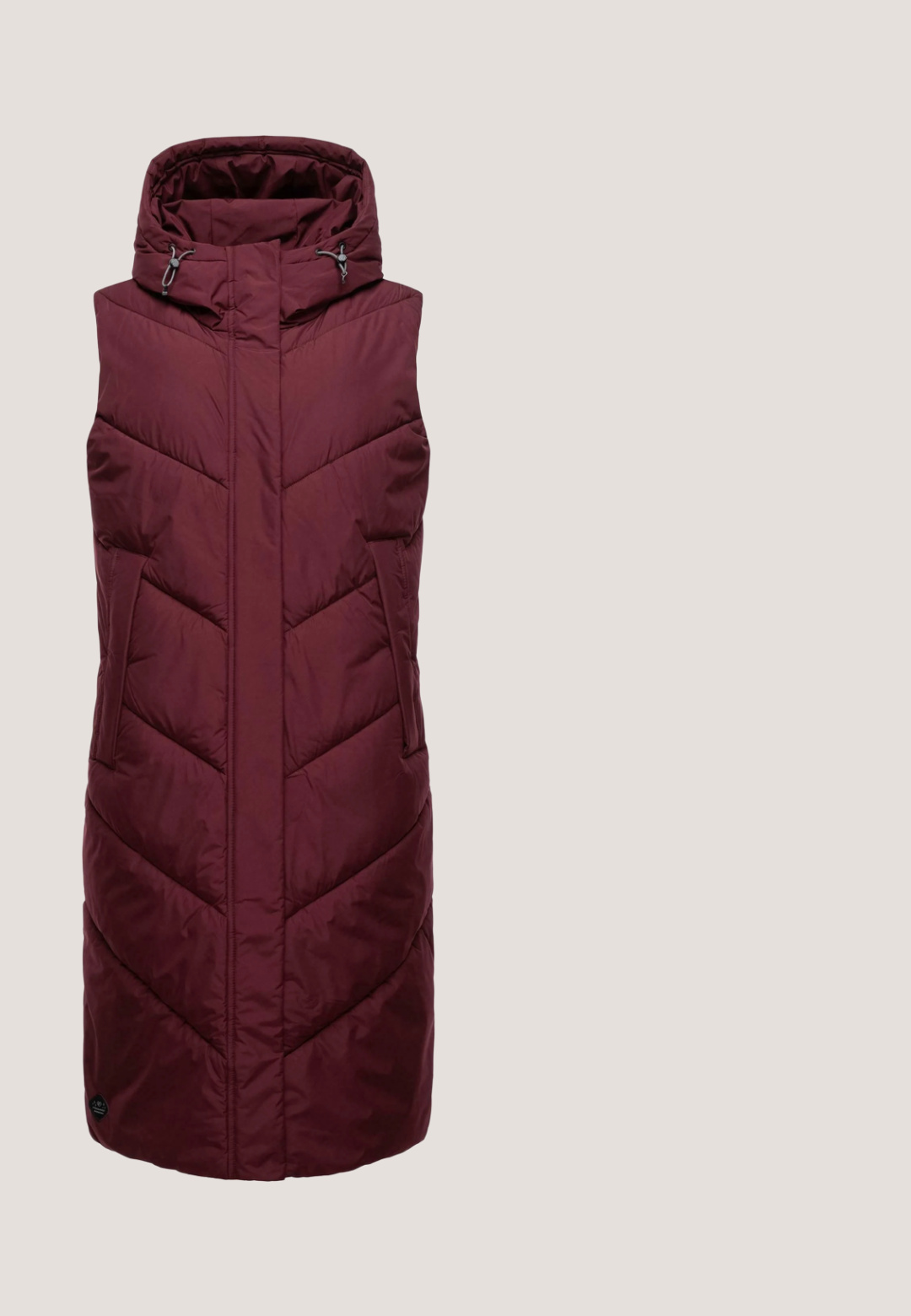 Bordeauxrot ärmellose Steppweste mit Kapuze, die über eine Chevron-Steppung, einen Reißverschluss auf der Vorderseite und zwei seitliche Taschen verfügt. Glattes, isoliertes Material.; Burgunderfarbenes Sweatshirt mit einem geometrischen weißen Sternmuster. Rippkragen und -bündchen. Weiche Textur und lockere Passform.; Langärmliges Oberteil in einem tiefen Weinrot, aus dehnbarem Stoff mit glatter Textur und rundem Halsausschnitt. Keine sichtbaren Muster oder Beschläge.; Burgunderfarbene weite Hosen aus weichem Stoff mit elastischem Bund, Kordelzug und seitlichen Falten. Glatte Textur und knöchellanges Design.; Bordeauxfarbene Wildledersneaker mit einer strukturierten Oberfläche, featuring einem metallischen Akzent, Reißverschlussdetails und einer dicken Gummisohle.; Bordeauxfarbene Wildleder-Umhängetasche mit zwei vorderen Reißverschlusstaschen, silbernen Reißverschlussanhängern und verstellbarem Schulterriemen mit Ziernaht.