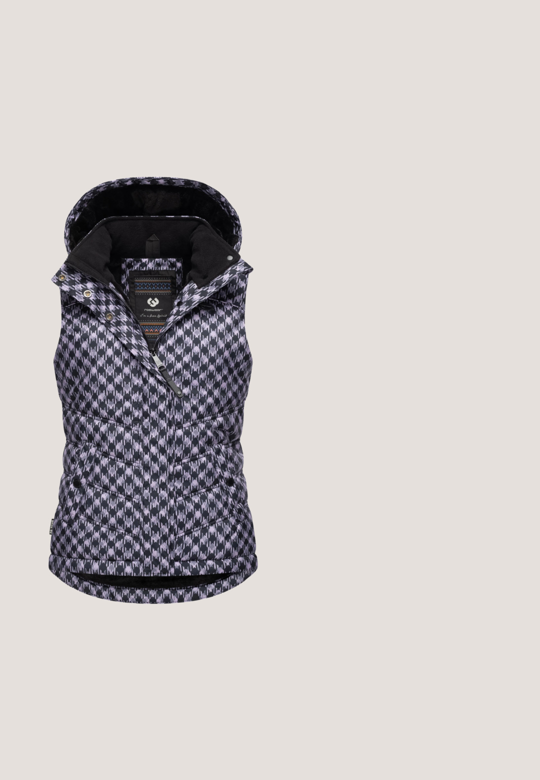 Paarse en zwarte patroonloze mouwloze veste met een capuchon, met een gewatteerde textuur, een rits aan de voorkant en drukknopen.; Lichtgrijze hoodie met lange mouwen, hoge kraag, witte trekkoorden, kangoeroezak aan de voorkant en geribde boorden en zoom, weergegeven op een effen achtergrond.; Wit T-shirt met korte mouwen, bedrukt met een eenvoudige zwarte lijntekening van bergen en de tekst "Adventure is out there" over de borst.; Donkergrijze joggerbroeken met een elastische tailleband, witte trekkoorden, zijzakken en elastische manchetten.; Grijze sport-schoen met een bovenwerk van mesh en synthetische overlays. Bevat een witte tussenzool, een hexagonaal zoolpatroon en een veter-sluiting.; Grijze stoffen tas met een gestructureerd oppervlak, dubbele handvatten, een verstelbare schouderriem, een ritszak aan de voorkant en een gele ritsaccent.