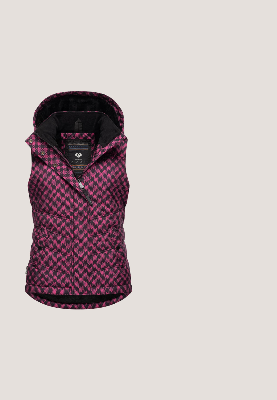 Gevoerde vest met capuchon, voorzien van een zwart en roze geometrisch patroon, ritssluiting aan de voorkant en zachte zwarte voering voor extra warmte.; Lichtroze t-shirt met korte mouwen en kleine blauwe geborduurde patches verspreid over de voorkant, getoond op een effen witte achtergrond.; Blauwe denim knielange shorts met een omgeslagen zoom, vijf zakken en een metalen knoopsluiting. Stof heeft een licht vervaagde uitstraling.; Lage sneaker met witte veters, multicolor bloemenpatronen op de stoffen bovenkant en zool, en een metalen detail op de hielband.; Roze tote bag van synthetisch leer met een all-over MCM logo-patroon, dubbele gewatteerde handvatten en accenten in goudkleurige hardware.; Betsey Johnson STRAWBERRY DANGLE - Oorbellen - dark red