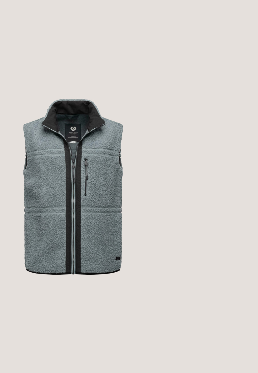Fleece-Weste in Hellgrau mit schwarzem Kragen und kontrastierendem schwarzen Reißverschluss. Verfügt über seitliche Reißverschlusstaschen und strukturiertes Material.; Blaues Langarm-Polohemd mit drei Knöpfen, weißen, orangefarbenen und braunen horizontalen Streifen über der Brust sowie einem runden Lederaufnäher am linken Ärmel.; Schmal geschnittene graue Herrenhose mit Gürtelschlaufen, vorderer Knopfverschluss und kleinem vorderem Fach auf der rechten Seite.; Grauer Sportschuh mit Mesh-Obermaterial und marineblauen Akzenten, strukturiertem Detail an der Ferse und elastischen Schnürsenkeln. Verfügt über eine gepolsterte Sohle mit einem schwarzen und weißen Streifen.; Schwarze und rote Aviator-Sonnenbrille mit verlaufenden grauen Gläsern und einem goldenen Carrera-Logo auf dem oberen rechten Glas.; Geflochtener dunkelgrauer Stoffgürtel mit silberner Metall-Schnalle und dunkelbraunen Lederakzenten an Spitze und Schlaufe vor weißem Hintergrund.