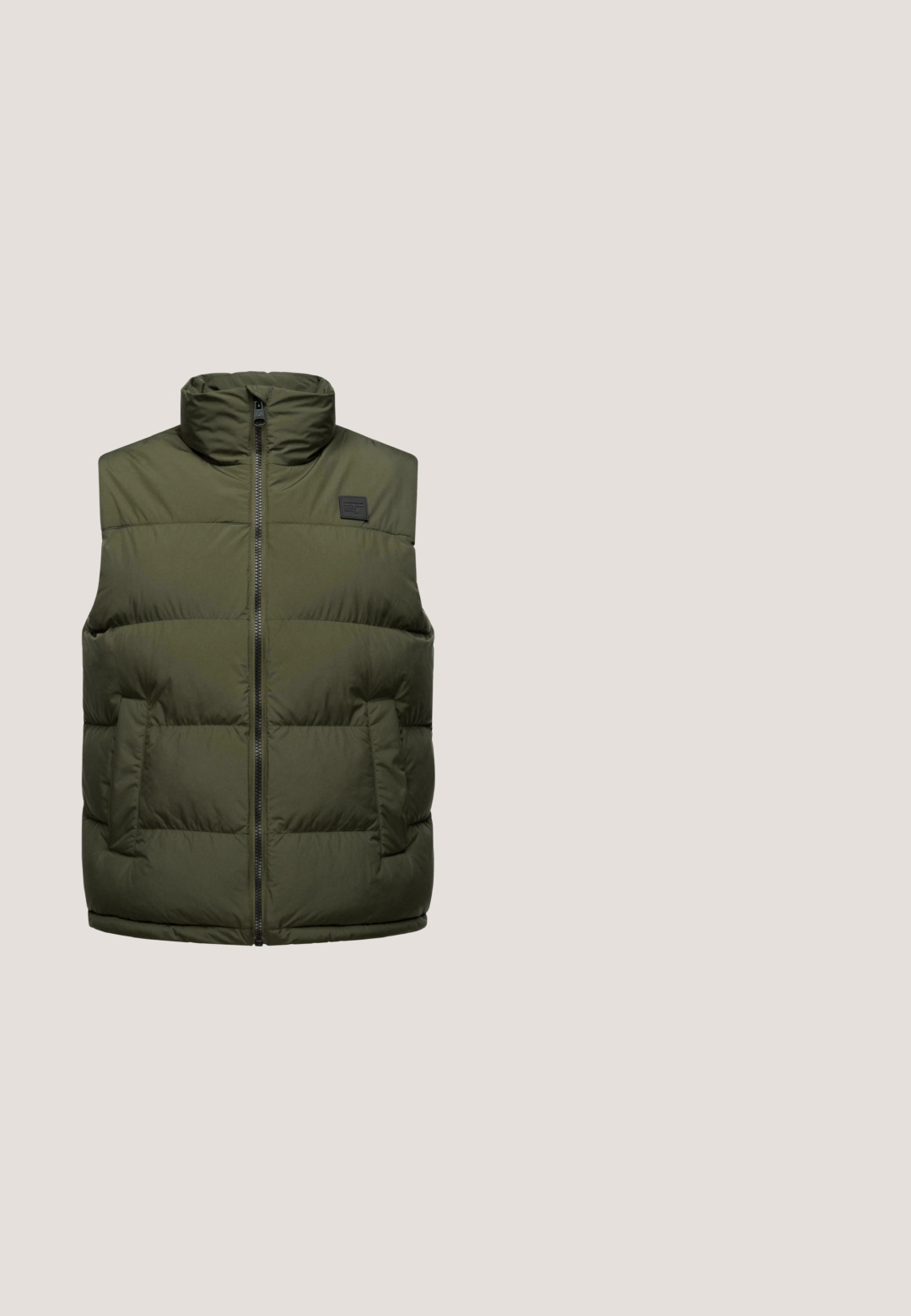 Oliven grøn puffervest med høj krave, frontlynlås, to sidelommer, quiltet design og et lille logo-patch øverst til venstre.; Marineblå striktrøje med høj hals og kort lynlås, med ribbede manchetter og kant, fremstillet af et blødt, tekstureret stof.; Lysegrå kortærmet T-shirt med rund hals og teksten "BLEND CPH" samt en mørk horisontal streg hen over brystet.; Slim-fit jeans i mørk denimvask, med fem lommer, bæltestropper og lynlås. Glat tekstur med minimal fading og syningsdetaljer.; Grå atletisk sneaker med mesh- og ruskindspaneler, snørebånd foran, tyk hvid sål og stort hvidt kontureret "R" logo på siden.; Sort læder duffel taske med to top håndtag, et lynlåset hovedrum og en frontlomme. Har sølvfarvet metaldele og et logo-patch.