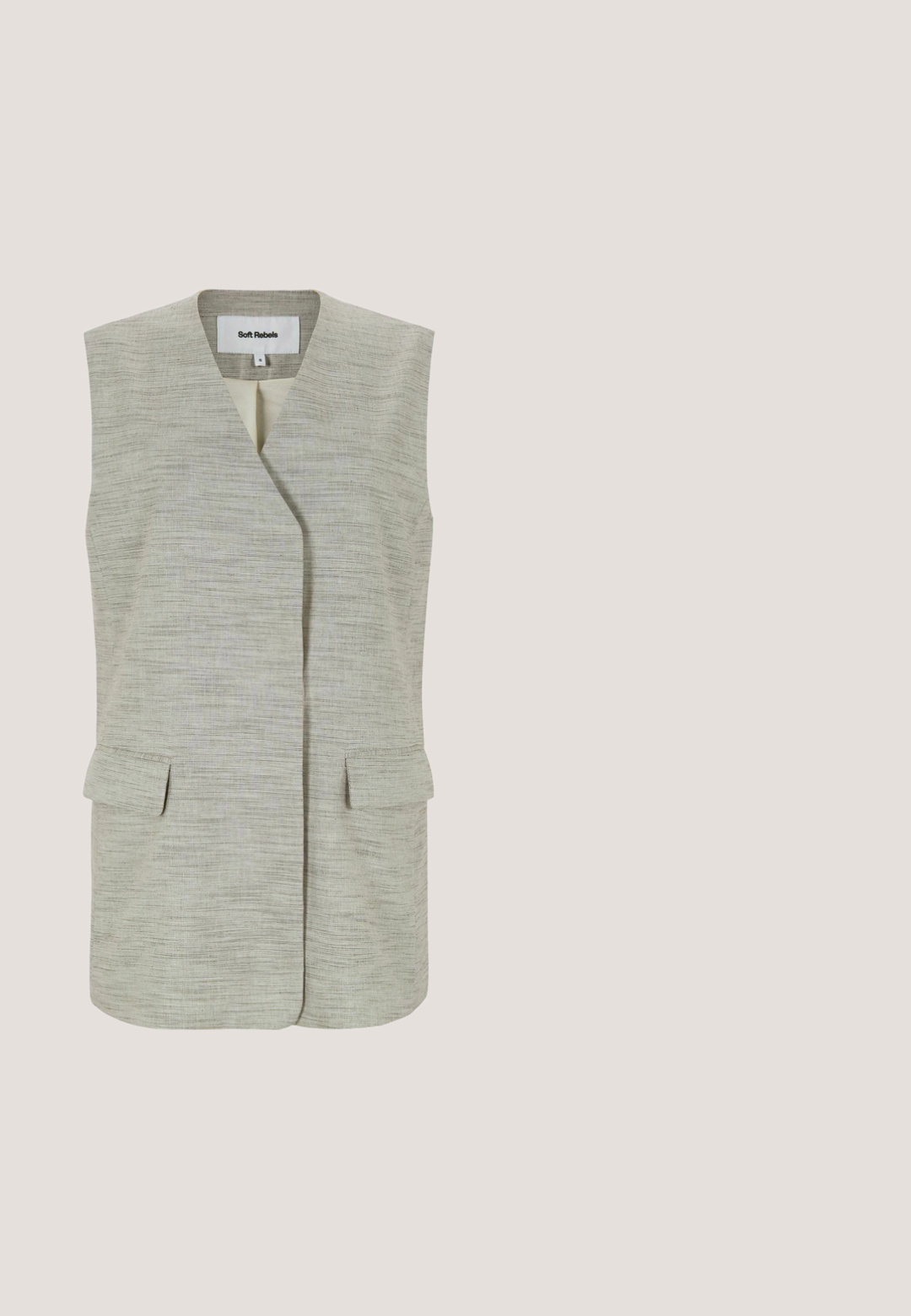 Ærmeløs beige tekstureret blazer-vest med to forlommer med klapper og en dyb V-halskrave fra Soft Rebels.; Lys grå, kortærmet top lavet af blød stof. Har en rund halsudskæring og subtile sømdetaljer foran. Regular fit.; Levete Room MIA - Bukser - c aluminum combi; Brune, flettede slides med to justerbare stropper med runde, metalliske spænder. Tekstureret overdel på en beige sål med en let hævning.; Lys gule plastik solbriller med brune linser, vinkelret design og subtilt logo-detail på siden. Slanke arme, blank finish.; Beige vævet tote taske med to håndtag og en læder snørre i toppen midt.