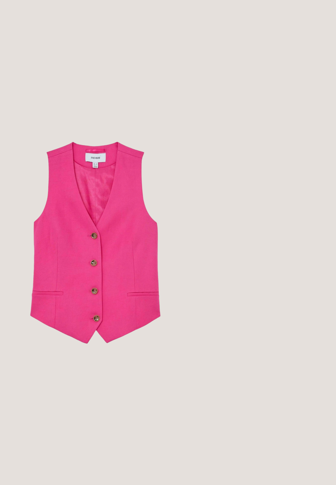 Gilet sans manches rose vif avec quatre boutons marron sur le devant et deux poches horizontales fendues à la taille.; Débardeur côtelé rose sans manches avec encolure ronde et petit logo brodé sous l'encolure, étiquette de la marque à l'intérieur du col.; Pantalon large taille haute rose avec passants pour ceinture, poches latérales et fermeture avant dissimulée.; Sandales à talons hauts sculpturales roses avec un design ondulé et un talon épais, en plastique lisse avec des découpes au niveau des orteils.; Lunettes de soleil rectangulaires en écaille de tortue violette avec des verres teintés roses et des accents carrés dorés sur les branches, présentées sur fond blanc.; Sac à main en cuir violet avec poignée tressée et bandoulière ajustable, sur fond blanc uni.