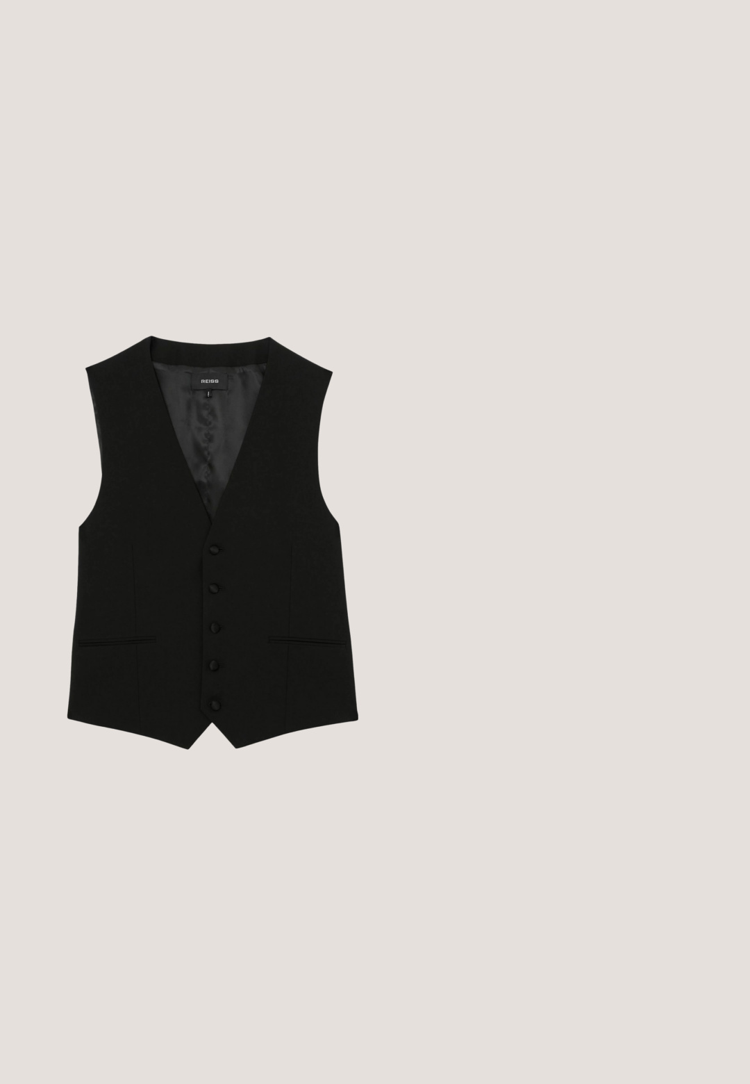 Schwarze maßgeschneiderte Weste mit fünf Knöpfen, zwei vorderen Leistentaschen und einem glatten Satin-Innenfutter, Größe als klein gekennzeichnet.; Langärmliges schwarzes Herrenhemd mit Knopfleiste, spitzem Kragen und geknöpften Manschetten, flach auf weißem Hintergrund gelegt.; Schwarze Hose mit geradem Bein, Gürtelschlaufen, vorderen Falten und verdecktem vorderem Verschluss, flach vor weißem Hintergrund gezeigt.; Schwarze Lederloafer mit runder Spitze, gesteppten Details und einer Plattform aus Gummi. Verfügt über einen dekorativen Riemen über dem Vorderblatt.; Schwarze Fliege aus strukturiertem gewebtem Stoff mit einem dezenten Muster, einem zentralen Knoten und zulaufenden Enden.; Schwarzer Leder Gürtel mit silberner rechteckiger Schnalle und mehreren Anpassungslöchern, flach auf einem weißen Hintergrund ausgelegt.