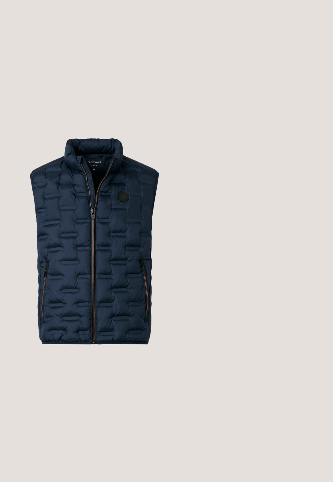 Marineblå quiltet ærmeløs vest med lynlås foran, høj krave, to sidelommer med lynlås og et rundt sort logo på brystet.; Mørkeblå langærmet rundhalset sweater med ribstrikkede manchetter og kant, med en lille brystlogo på venstre side.; Simpel sort bluse med lange ærmer og rund hals uden synlige mønstre eller designs, vist fladt mod en hvid baggrund.; Marineblå bomulds-chinos med knaplukning, lige ben og en glat tekstur. Har sidelommer og en enkelt baglomme.; Mørkeblå sneakers med læder- og mesh-materialer, rund tå, flad hvid gummisål og traditionelt snørebåndsdesign.; Sort textured læder crossbody taske med front lynlåslomme og justerbar rem, kompakt rektangulær form.