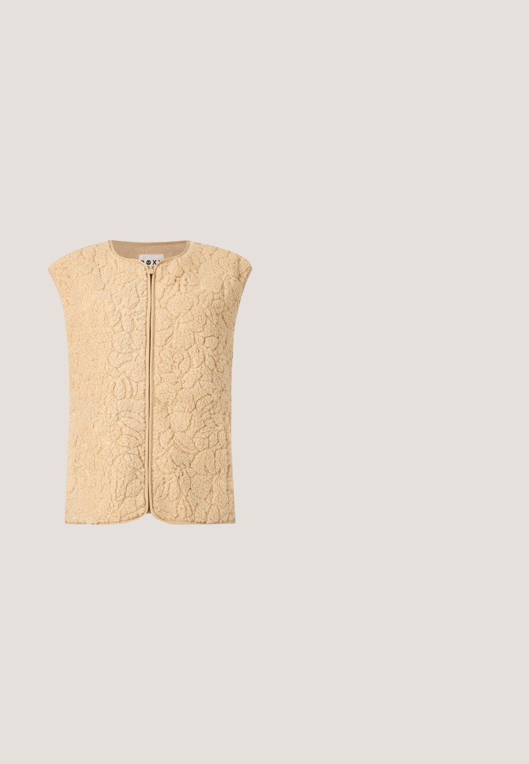 Beige fleecervest uden ærmer med tekstureret, blomsterlignende mønster og lynlåslukning foran på lys grå baggrund.; Beige langærmet sweatshirt med sorte blomsterprint på begge ærmer og ribkant ved manchetter og kant.; Hvid t-shirt med et leopardprintdesign i sort og guld, der har en tekstdetalje, der siger: "find mig, hvor de vilde ting er."; Beige bukser med høj talje og brede ben, lukkes med knapper, blomsterprint på taljebåndet og sidelægn i pastelfarver.; ONLY SHOES ONLSIBU-1 RETRO - Sneakers - brown/black; Lille brun bæltetaske med sort lynlås og mørkt leopardmønster på en ensfarvet lys baggrund.