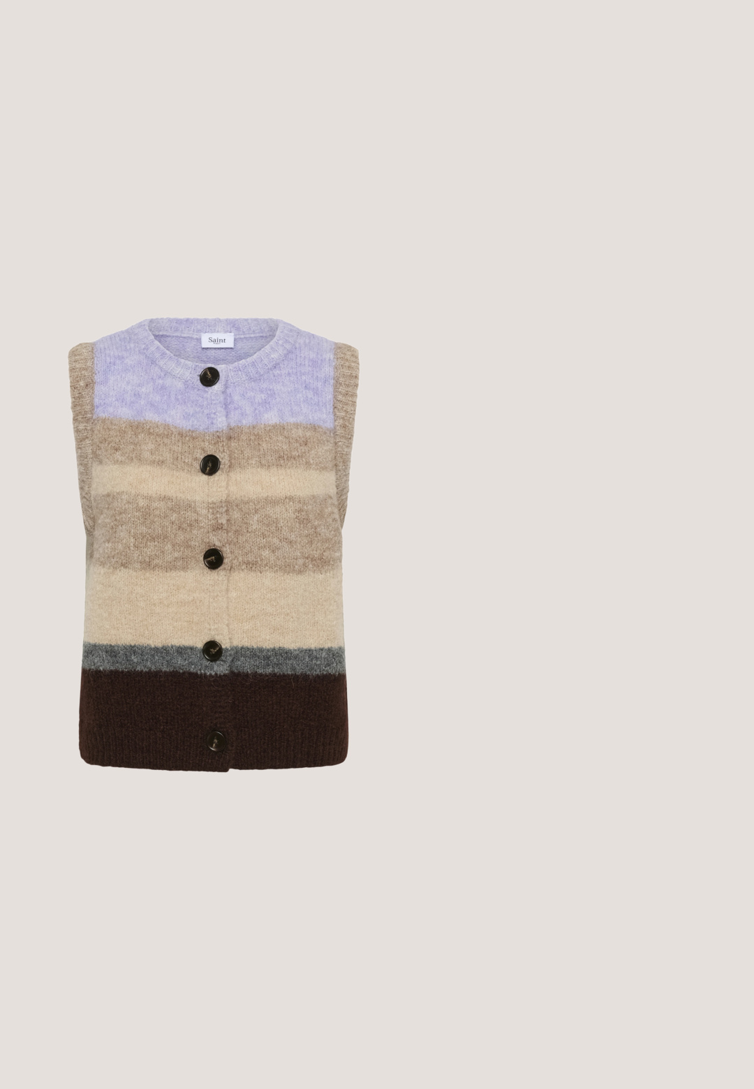 Ärmellose gestrickte Weste mit breiten horizontalen Streifen in Lavendel-, Beige-, Grau- und Dunkelbrauntönen.; Dunkelbraunes, langärmliges, geripptes Strickoberteil mit Rundhalsausschnitt und regular Fit.; Braune weit geschnittene Hose aus glattem Stoff mit hohem Bund und zwei Vorderfalten, entworfen für einen lockeren Sitz.; Dunkelbrauner Sportschuh mit Mesh-Obermaterial, dicker Sohle, schnürbarem Vorderteil und Zuglasche an der Ferse, in seitlicher Linkansicht gezeigt.; Runde, braun getönte Sonnenbrillen mit einem glänzenden burgunderfarbenen Rahmen. Schlanke Bügel mit dezentem Branding. Flaches Linsendesign.; Braune Ledertasche mit strukturiertem Design, doppelten Obergriffen, verstellbarem Schulterriemen und seitlichen Bindebändern zum Verschließen.