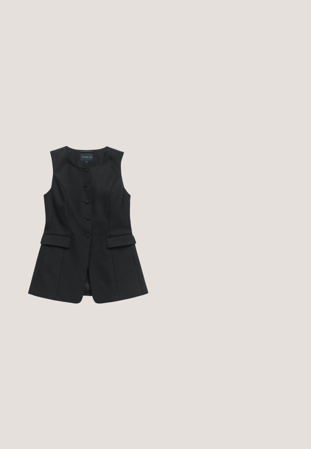 Sort ærmeløs vest med skræddersyet pasform, der har fem knapper foran, to ydre lommer og et glat, struktureret stof.; Sort langærmet top med rund hals, lavet af ribbet materiale, med tætsiddende pasform og minimalistisk design. Ingen synlige mønstre eller detaljer.; Sorte bukser med bred ben, lavet af glat, letvægts stof; har frontfolder og en lige silhuet. Afsluttet med en ren kant.; Sorte laklæder loafers med en kraftig sort ydersål, der har en dekorativ metal kæde på remmen. Glat, skinnende finish.; Sort læder rejsetaske med tekstureret finish, dobbelte øverste håndtag, aftagelig skulderrem og sølvfarvede hardware-detaljer.; Øreringe i guldfarvet tone formet som sommerfugle med perlecentre og krystalaccenter, med et rundt emblem med sammenflettede initialer øverst.