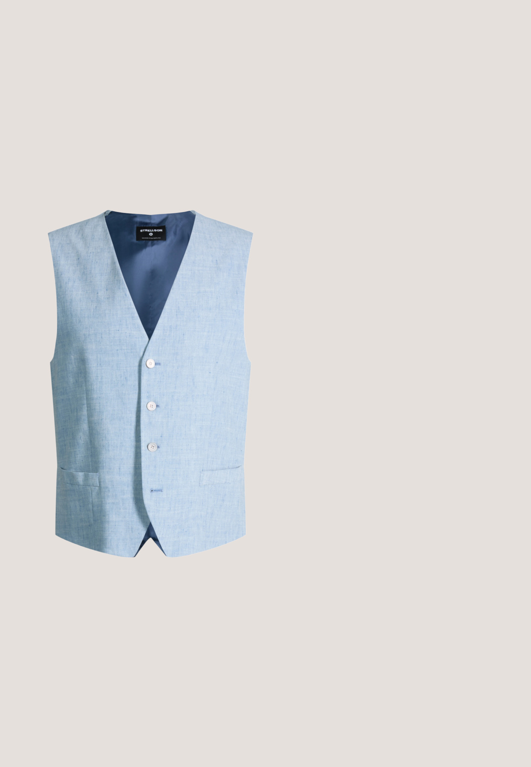 Lichtblauw linnen herenvest met drie witte knopen, voorzakken en een donkerblauwe voering, met het label Strellson.; Lichtblauw overhemd met lange mouwen, een spitse kraag en witte knopen, weergegeven op een witte achtergrond.; Marineblauwe broek van gladde stof, met een slim fit, riemlussen en een verborgen ritssluiting. Er zijn geen opvallende patronen of accenten aanwezig.; Marine kleur suède instapschoenen met een gladde afwerking, ronde neus, witte rubberen zool en stiksels op het bovenwerk.; Lichtblauw pochet met een zwart-wit bloemenpatroon en 'BOSS'-logo in de onderste hoek, gevouwen op een wit oppervlak.; Marine geweven riem met leren accenten, rechthoekige zilveren gesp en gestructureerd ontwerp. Flexibel materiaal dat een verstelbare pasvorm biedt.