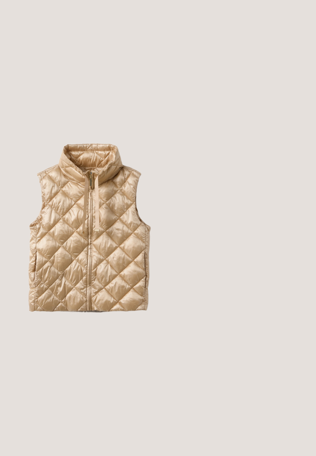 Chaleco sin mangas acolchado beige con cremallera frontal y cuello alto con cordones, exhibido sobre un fondo blanco.; Sudadera de poliéster beige con cuello con cremallera y acentos acanalados. Presenta una superficie texturizada y un corte relajado, ideal para un look casual.; Camiseta de punto de manga larga color crema con cuello alto, diseño simple y etiqueta de marca visible en el interior del escote.; Pantalones de pierna ancha beige con textura acanalada y cintura elástica. El suave tejido de punto presenta un patrón sutil en toda su superficie.; Botín de ante marrón con cierre de cordones, forro de felpa y suela de goma texturizada, que presenta un diseño cosido a lo largo del lateral.; Bolso tote de ante marrón con dos asas y un pequeño cierre frontal de solapa sobre un fondo claro y liso.