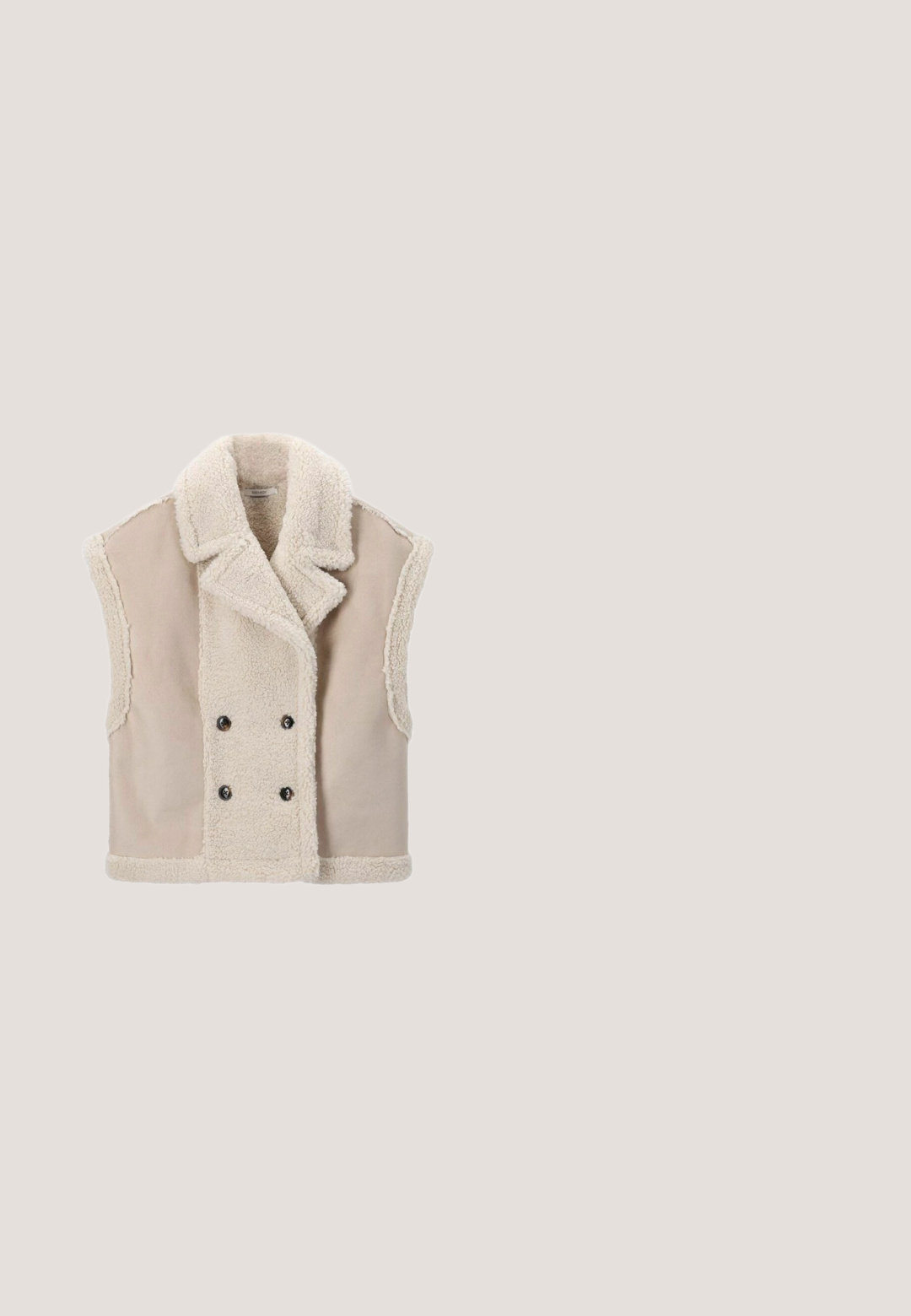 Mouwloos beige sherpa vest met brede reverskraag en dubbele knoopsluiting, voorzien van zachte, getextureerde panelen.; Beige coltrui gemaakt van zachte stof, met lange mouwen, een ribbelnek en zijsplitten voor gemak in beweging.; Beige wijde broek met een gladde ribbelstructuur, elastische tailleband en geen zichtbare versieringen, die een ontspannen silhouet biedt.; Tan suède enkellaars met ronde neus, gestikte details, trekhaak aan de achterkant en een gestructureerde rubberen zool. Ontworpen voor comfort en warmte.; Bruine schildpad zonnebril met een afgeronde vierkante vorm, gradient lenzen en gouden accenten op de pootjes. Gladde kunststof montuur met stijlvolle armen.; Taupekleurige Guess-handtas met geperst patroon, twee handvatten, afneembare schouderriem en metalen sleutelhanger met bedels bevestigd aan de voorkant.
