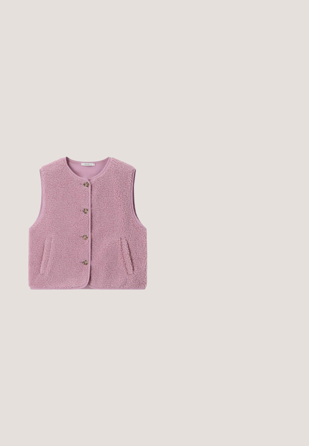 Mouwloos zacht roze sherpa-vest met ronde hals, knoopsluiting aan de voorkant en twee voorzakken.; Roze T-shirt met korte mouwen, dunne horizontale zwarte strepen en een ronde halslijn op een witte achtergrond.; Roze jeans met hoge taille en wijde pijpen, voorzien van een knoopsluiting aan de voorkant, riemlussen, zakken en zilveren studs langs de buitenste zijnaad.; Lage sneakers in zacht roze suède met witte leren accenten. Beschikt over ronde veters en een bruine rubberen zool. Subtiel merklogo zichtbaar.; Paarse zonnebril met een rond ontwerp, voorzien van gradientlenzen. Geaccentueerd met kleurrijke kristallen op de pootjes. Transparant montuur.; Lichtpaarse geweven tas met twee handvatten, versierd met zes donkerpaarse en witte pompons en een bruine verstelbare schouderriem.
