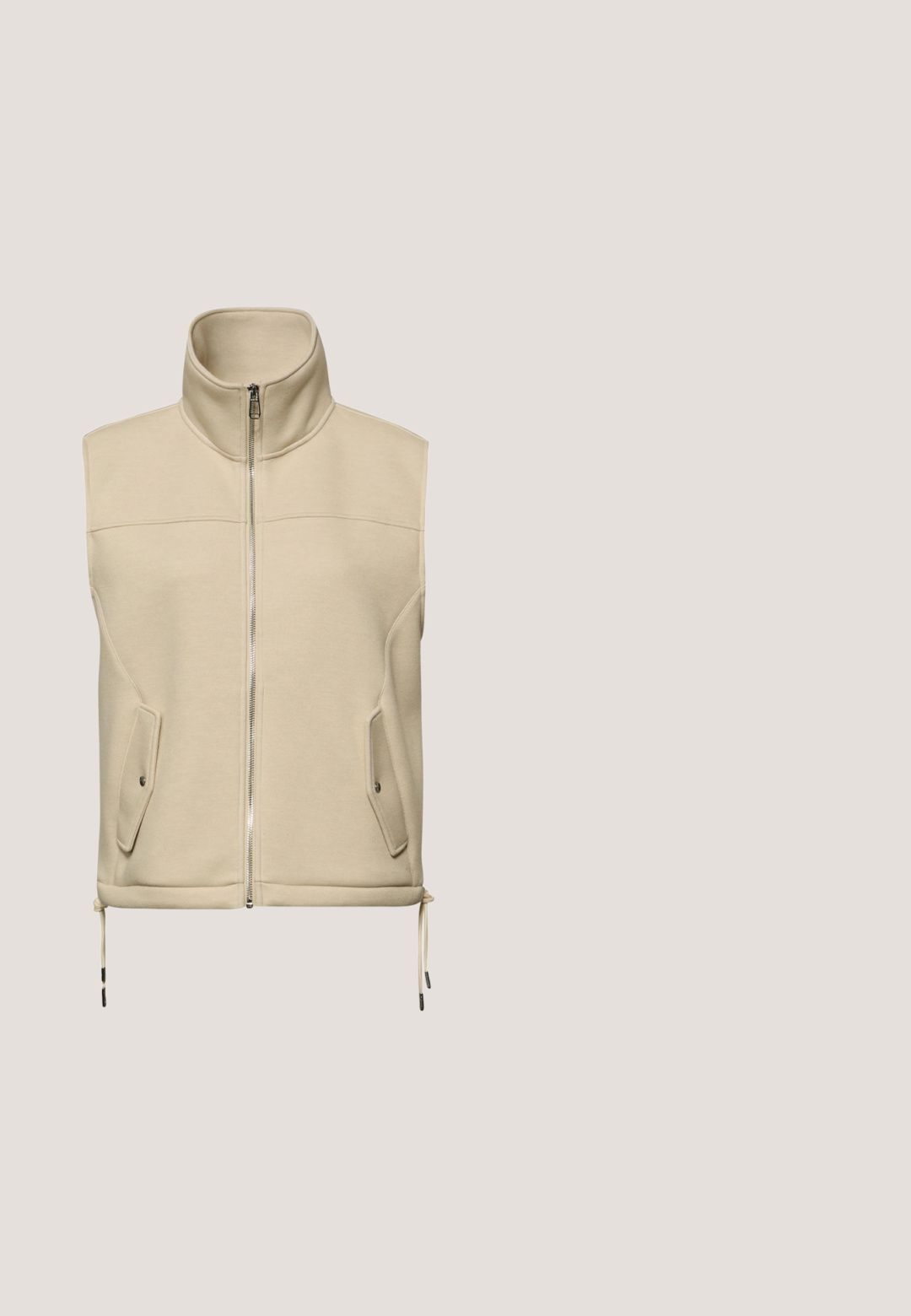 Veste beige sans manches avec col montant, fermeture éclair à l'avant, deux poches à rabat avec boutons-pression, et cordons réglables à l'ourlet.; Sweat à capuche beige à manches longues, col montant, cordons blancs, poche kangourou sur le devant et petit logo "Swedemount" sur la poitrine.; Sweat-shirt crème à manches courtes avec poignets roulés, col rond et ourlet droit sur fond blanc.; Jogging beige avec une taille élastique et un cordon de serrage. Poignets ajustés au niveau de la cheville. Fabriqué en tissu doux et texturé.; Baskets de sport beiges avec une tige synthétique lisse, un laçage, des perforations pour la respirabilité et une semelle intermédiaire blanche avec amorti à air.; Sac bandoulière rectangulaire beige avec fermeture éclair dorée et détails de sangle marron, présentant une petite étiquette de marque cousue en bas à droite sur le devant.