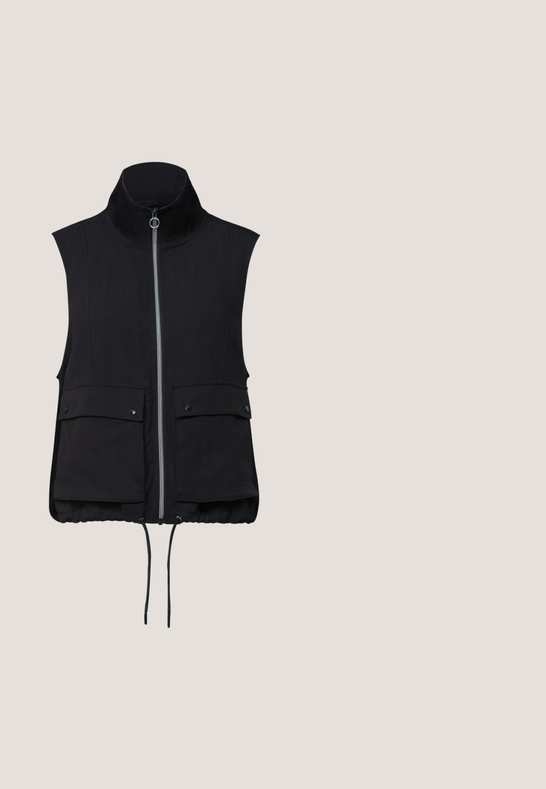 Zwarte mouwloze vest met hoge kraag, ritssluiting aan de voorkant, twee klepzakken met drukknopen en verstelbare trekkoordzoom.; Zwarte ribben tanktop met een ronde halslijn en mouwloos ontwerp. Glad textuur, aansluitende pasvorm en geen zichtbare logo's of versieringen.; Zwarte, wijde broek van zacht, rekbaar materiaal. Heeft een elastische tailleband voor comfort en een gladde textuur. Geen zakken of patroon.; Zijaanzicht van een lichtgrijze Nike sneaker met veters, een swoosh-logo en een doorzichtige schokdempende zool op een effen achtergrond.; Sinner Zonnebril - black; Zwarte leren handtas met een gebogen vorm, voorzien van een kort handvat en een afneembare stoffen riem. Gouden metalen details aan de zijkant.