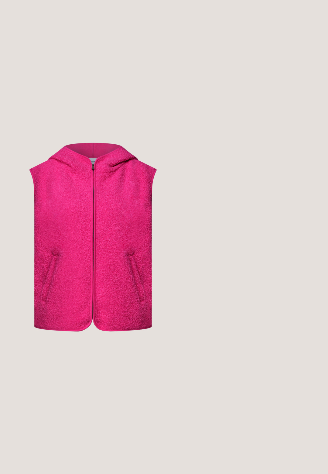Hell pinke ärmellose Kapuzenweste mit Frontreißverschluss und zwei schrägen Seitentaschen aus strukturiertem Fleece-Stoff.; Langärmliges Oberteil aus leuchtend pinker Baumwolle mit gerafftem Ausschnitt und Manschetten, mit einem Schlüssellochverschluss am Rücken. Glatte Textur, körperbetontes Design.; Rosa gerade geschnittene Hose mit vorderen Taschen, Knopfverschluss und umgeschlagenen Säumen, auf weißem Hintergrund dargestellt.; Rosa Wildleder-Sneaker mit grünem Fersenakzent und Streifen. Verfügt über eine runde Zehe, Schnürung vorne und eine Gummisohle. Durchbrochene Details an den Seiten.; Rosa Sonnenbrille mit rechteckigen Gläsern, ausgestattet mit einem soliden Rahmen und dunkelrosa getönten Gläsern. Enthält kleine Sternakzente an den Seiten.; Helle pinke Leder-Schultertasche mit geschwungener Form und verstellbarem weißen Riemen mit pinken Streifen sowie goldfarbenem Reißverschluss.