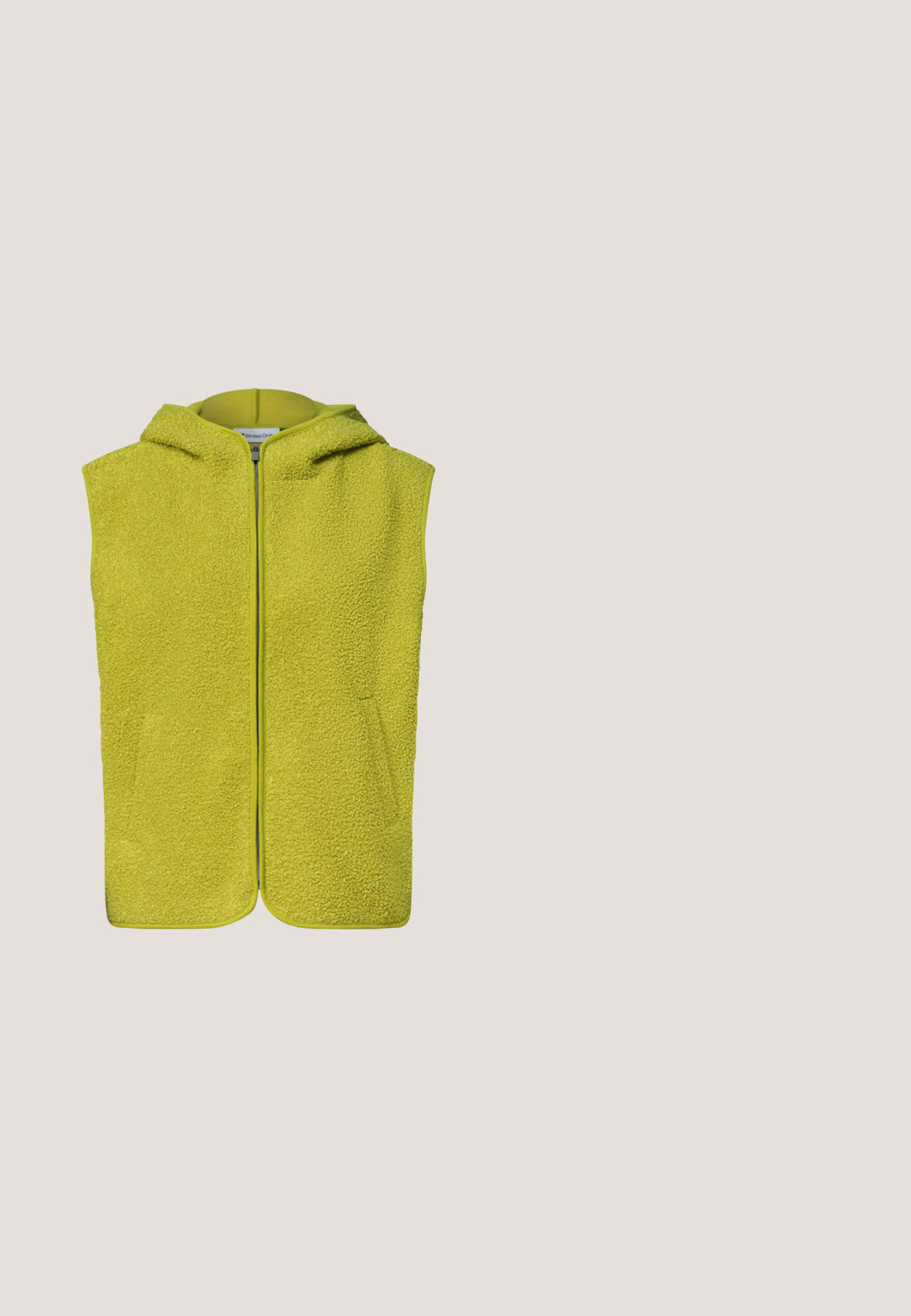 Veste sans manches en polaire vert citron avec fermeture éclair avant et capuche attachée, présentant un tissu doux texturé et des bords d'ourlet arrondis.; Sweat-shirt vert en coton, avec un col rond, des manches longues, des poignets côtelés et un petit accent en forme de cœur blanc sur la poitrine.; T-shirt vert uni à manches courtes et col rond, présenté sur fond blanc, sans logos ni motifs visibles.; Pantalon vert à jambes larges avec boutons et passants de ceinture, devant plat et sans poches apparentes, présenté sur un fond blanc.; Baskets blanches avec des accents en daim vert, dotées d'une fermeture éclair sur le côté et d'une semelle plateforme texturée. Conception à bout arrondi et à lacets.; Sac bandoulière en cuir vert avec une finition texturée, de forme arrondie et des détails en argent. Logo sur le devant, bandoulière réglable.