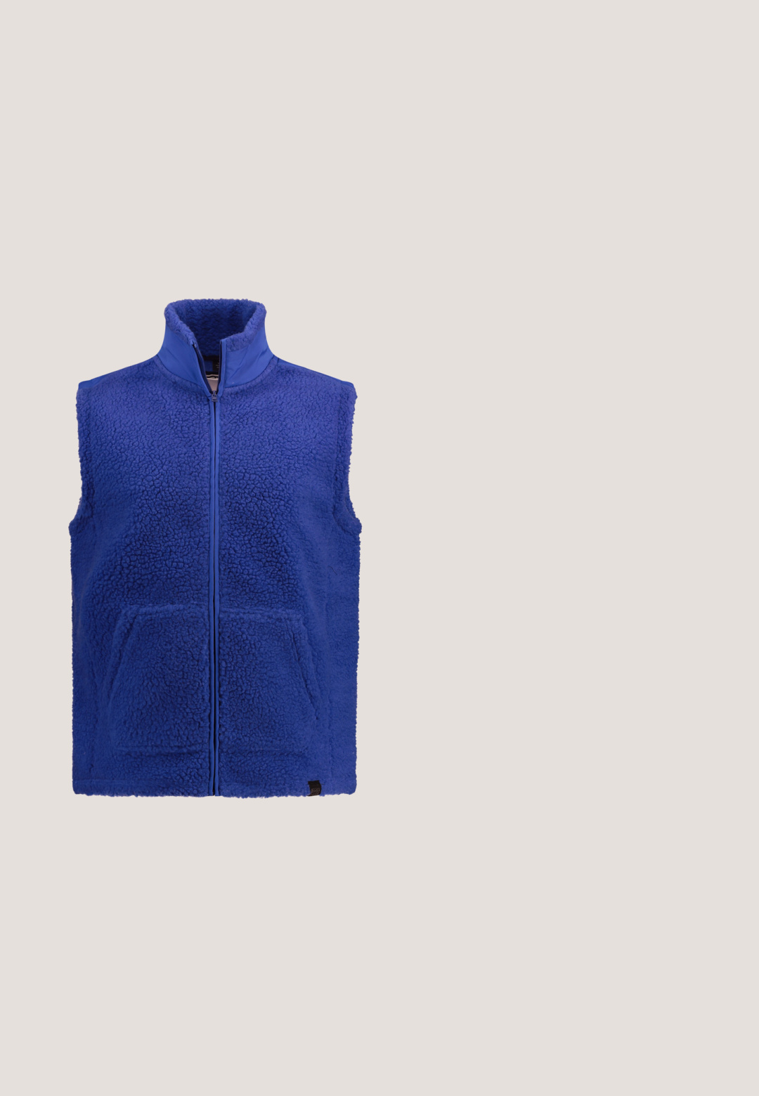 STHUGE Vest - blue; Marineblå hættetrøje med en frontlomme, snore og broderet tekst i lys brun. Fremstillet af blødt stof med en glat overflade.; Mørkeblå t-shirt med korte ærmer og rund hals med lille hvid tekst "Definition of Jack & Jones" på venstre bryst.; Denim jeans i en mellemblå farve, med et lige ben-design, fem lommer og en knaplukning ved taljen.; Sneakers med overdel hovedsageligt i hvid, navyblå detaljer, beige paneler og røde elementer; tekstureret gummisål med zigzag-mønster.; Blå stof crossbody-taske med tekstureret overflade, med flere lynlåslommer og en skulderrem. Calvin Klein-logo på forsiden.
