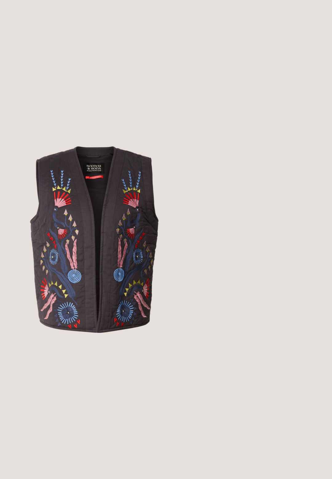 Gilet matelassé noir ornés de motifs floraux brodés colorés en rouge, bleu, rose et jaune. Aucune boutonnière ni fermeture visible.; Haut à manches longues, style cache-cœur, avec des rayures horizontales rouges, noires et blanches, et un profond décolleté en V.; Jean en denim bleu foncé à jambes larges avec une taille haute, doté de poches avant et d'une fermeture à boutons, confectionné dans un tissu doux et texturé.; Escarpin slingback en cuir verni bordeaux avec bout pointu, fine bride à la cheville et petit détail décoratif de boucle. Texture lisse et talon haut.; Sac en cuir vegan bordeaux, brillant, avec une forme douce et sculpturale et une large poignée incurvée pour un transport facile.; Boucles d'oreilles en métal doré et argenté avec une forme arrondie et courbée, présentant un design en forme de vague et une texture polie.