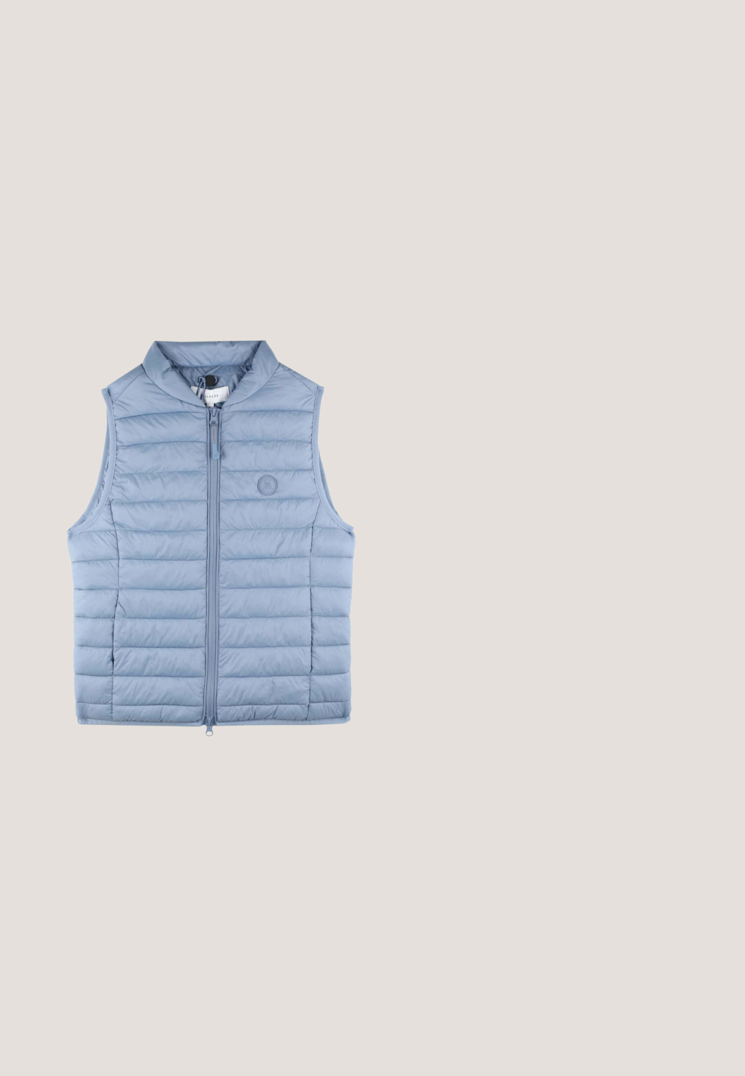 Lichtblauwe puffervest met een hoge kraag, ritssluiting aan de voorkant en een horizontaal gestikt patroon. Bevat een logo patch aan de linkerkant.; Marineblauwe katoenen t-shirt met korte mouwen en een ronde hals. Voorzien van de witte tekst "UNITED COLORS OF BENETTON." gedrukt op de voorkant.; Lichtblauwe denim jeans met een rechte snit, vijf zakken, knoopsluiting en subtiele wassing aan de voorkant.; Lichtroze en beige lage sneaker met lichtblauwe veters, dikke zool en trek lus bij de hiel, zijaanzicht op witte achtergrond.; Mintgroene draagtas met dubbele handvatten en knoopdetails, voorzien van een klein roze logo in het midden bovenaan.; Zilveren hoepel oorbellen met een glad, golvend ontwerp en een gepolijste afwerking. Ze beschikken over een eenvoudig sluitmechanisme, wat bijdraagt aan hun strakke uitstraling.
