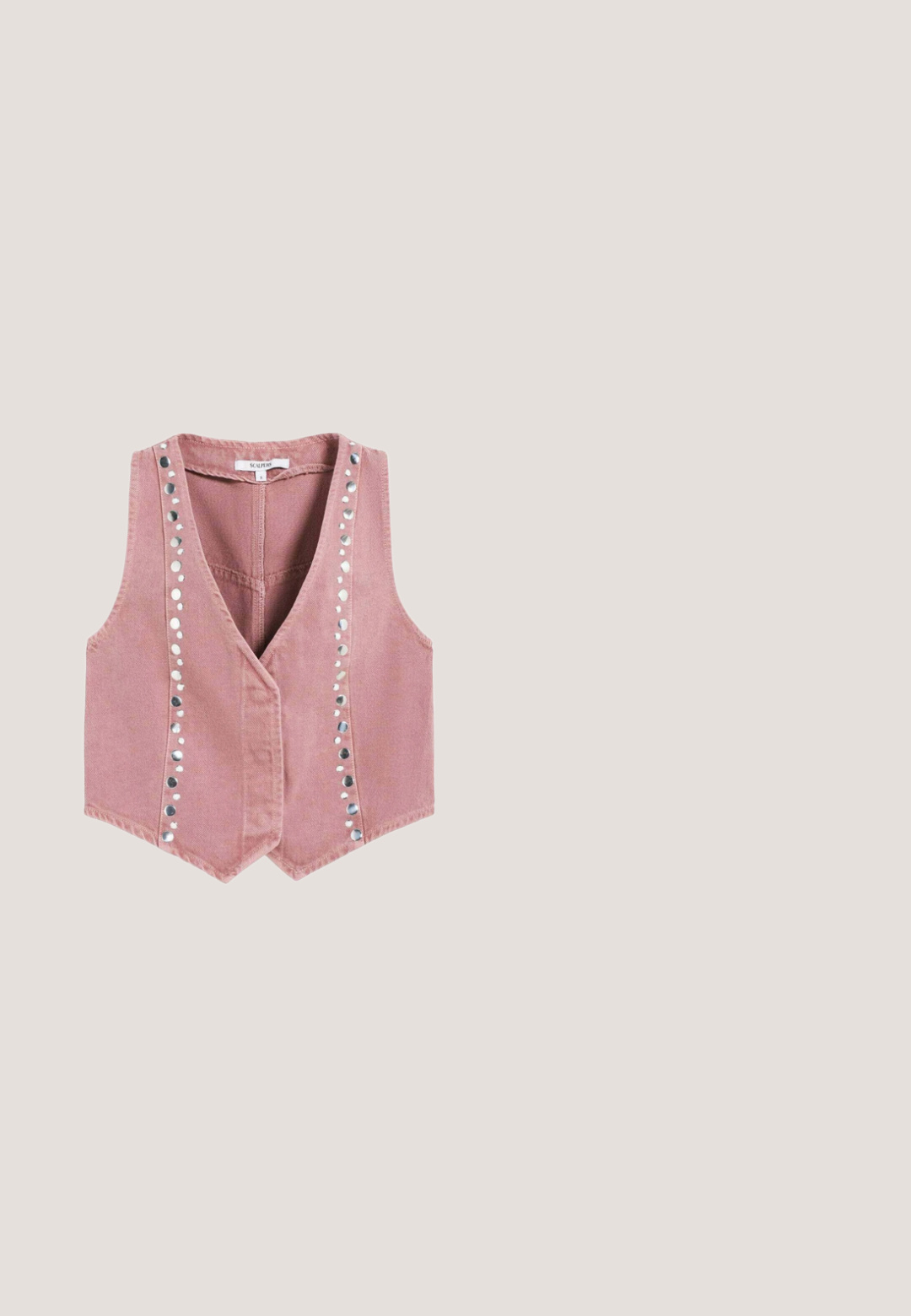 Roze mouwloos spijkervest met V-hals en verticale zilveren studs langs de voorranden, medium washed, maat small.; Lange mouwen ribbelde mauve top met een hoge kraag en kantmanchetten op de mouwen, aansluitende silhouet op een witte achtergrond.; Roze broek met wijde pijpen, elastische tailleband en voorplooien, gemaakt van gladde stof.; Paarse suedine slingback schoenen met een blokhak, uitgerust met een strik en versieringen op de teen. Verstelbare band voor een veilige pasvorm.; Rosa, gewatteerde leren schoudertas met een gouden kettingstrap en een gerolde klepsluiting. Getextureerd oppervlak met een ruitpatroon.; Fijn gouden kettingarmband met kleine witte parels en lichtroze vlinderbedels, voorzien van een kreeftsluiting en een verstelbare kettinglengte.