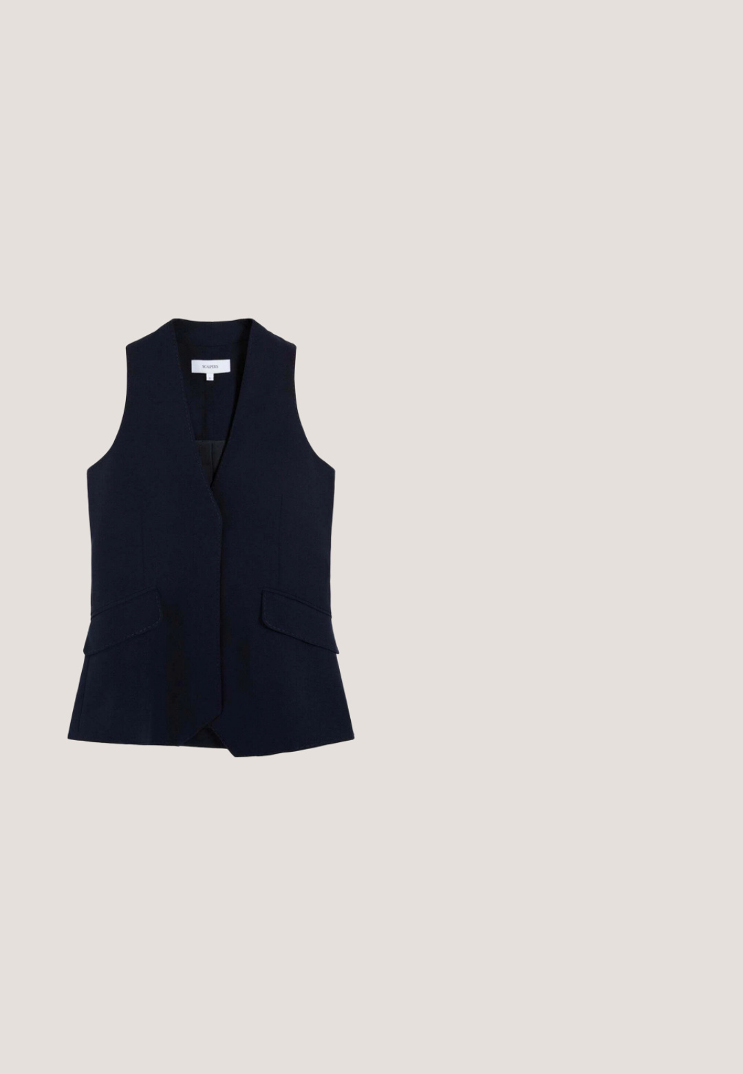 Ærmeløs tilpasset navyblå vest med revers og to forlommer med klap, designet til formelt eller forretningsbrug.; Lyseblå skjorte med lange ærmer, hvide lodrette striber, løs pasform og en brystlomme. Stoffet ser glat og blødt ud.; Navyblå bukser med vide ben med tynde hvide lodrette nålestriber og et lille rødt og hvidt mærke i taljen.; Mørkeblå ruskindsløs loafer med sydd moktå, penny-remdetalje og sort lav flad hæl.; Sorte firkantede solbriller med mørke linser og tynde stel, let vinklet på hvid baggrund.; Mørkeblå læder crossbody taske med en rektangulær form, lynlåslukning, justerbar rem og en glat overflade, der har et mærke logo.