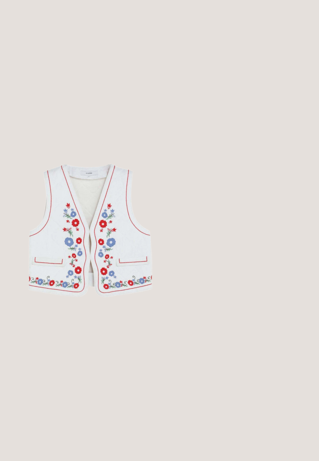 Witte mouwloze gilet met rode bies en rood-blauwe bloemenborduursels langs de voorranden en zakken.; Wit crop top met korte mouwen met kleine rode kersenborduursel langs de halslijn.; Vrouw draagt blauwe high-waist bootcut jeans, zwarte ballerina’s en een paarse korte mouwen T-shirt, staand tegen een effen lichte achtergrond.; Wijnrode suède slippers met zwarte zool, versierd met zilveren studs en twee verstelbare gespsluiting over de bovenkant.; Rechthoekige schildpadzonnebril met bruine getinte lenzen en een gouden "C" embleem op de slapen, tegen een effen lichte achtergrond.; Rode geweven leren handtas met korte handgreep en afneembare lange riem met gouden ketting en gespdetail.