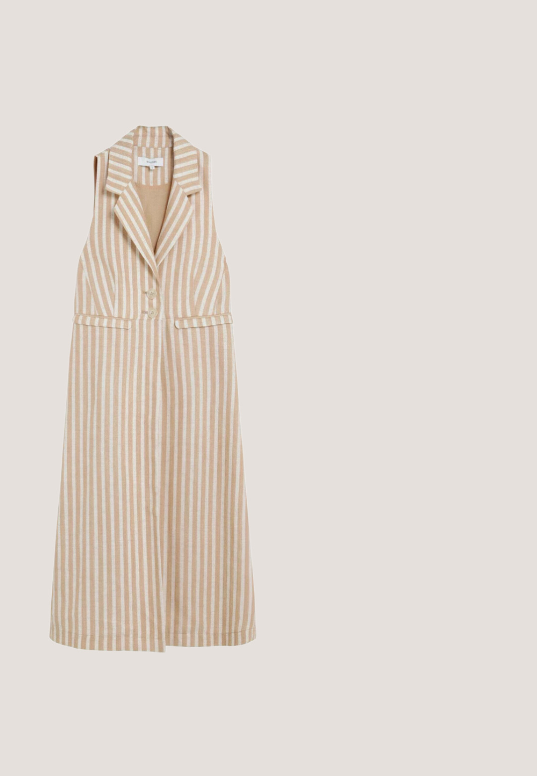 Beige-witte, verticaal gestreepte mouwloze lange jurk met een reverskraag, twee knopen aan de voorkant en details bij de taillelaat.; Bruine mouwloze top met een ronde hals, gemaakt van zachte stof met een licht gekreukt oppervlak. Geen patronen of accenten.; Beige linnen shorts met een elastische tailleband, verstelbaar trekkoord en twee voorzakken. Gladde textuur met een lichte, ademende uitstraling.; Suède sandaal in lichtgrijs met kruislingse banden, metalen accenten en een platte zool. Voorzien van een ritssluiting bij de hak voor gemakkelijk aan- en uittrekken.;  Schildpad zonnebril met een vierkante vorm, geleidelijke bruine lenzen, gouden accenten op de armen en een glanzende afwerking.; Beige en bruine geweven boodschappentas met lange hengsels en een decoratieve tassel die aan een band hangt.