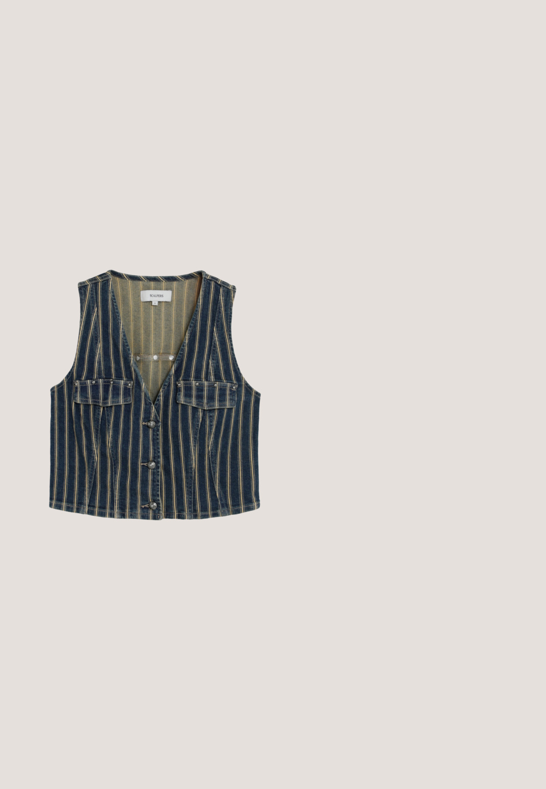 Chaleco vaquero azul sin mangas con rayas blancas verticales, cierre frontal con botones y dos bolsillos en el pecho con solapa.; Camiseta de punto acanalado de color azul claro, de manga corta, con escote redondo y ajuste ceñido.; Pantalones de pierna ancha a rayas azul claro con cintura elástica y cordón, que cuentan con dos bolsillos frontales y una tela suave y texturizada.; Zapatillas de mezclilla azul con bordado floral blanco, entresuela de cuerda texturizada y cordones blancos. Suela plana de goma. Diseño de corte bajo.; Gafas de sol estilo ojo de gato elegantes con finas monturas metálicas doradas y lentes gris oscuro, con terminales de varilla negras sobre fondo blanco.; Bolso tote con rayas verticales en azul claro y blanco, dos asas largas en azul claro y un pequeño logo en relieve en el centro frontal.