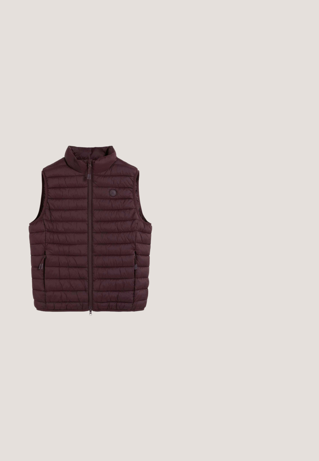 Veste sans manches matelassée marron foncé avec col montant et fermeture éclair sur le devant, dotée de deux poches latérales zippées et d'un petit logo circulaire sur la poitrine.; Sweat à capuche marron avec cordons blancs, poche kangourou avant et petit logo crâne sur la poitrine gauche, présenté sur fond blanc.; T-shirt marron foncé avec un patch coloré sur la poitrine gauche montrant une barre de chocolat et le texte "THE CHOCOLATE."; Pantalon de survêtement marron avec poignets et ceinture côtelés, doté d’un cordon de serrage et d’un petit logo jaune sur la cuisse droite.; Pepe Jeans BRIT COLORS - Baskets basses - caramel/beige; Sac bandoulière en cuir brun foncé avec sangle réglable, poche à fermeture éclair sur le devant, et logo en métal "ALDO" en bas à l'avant.