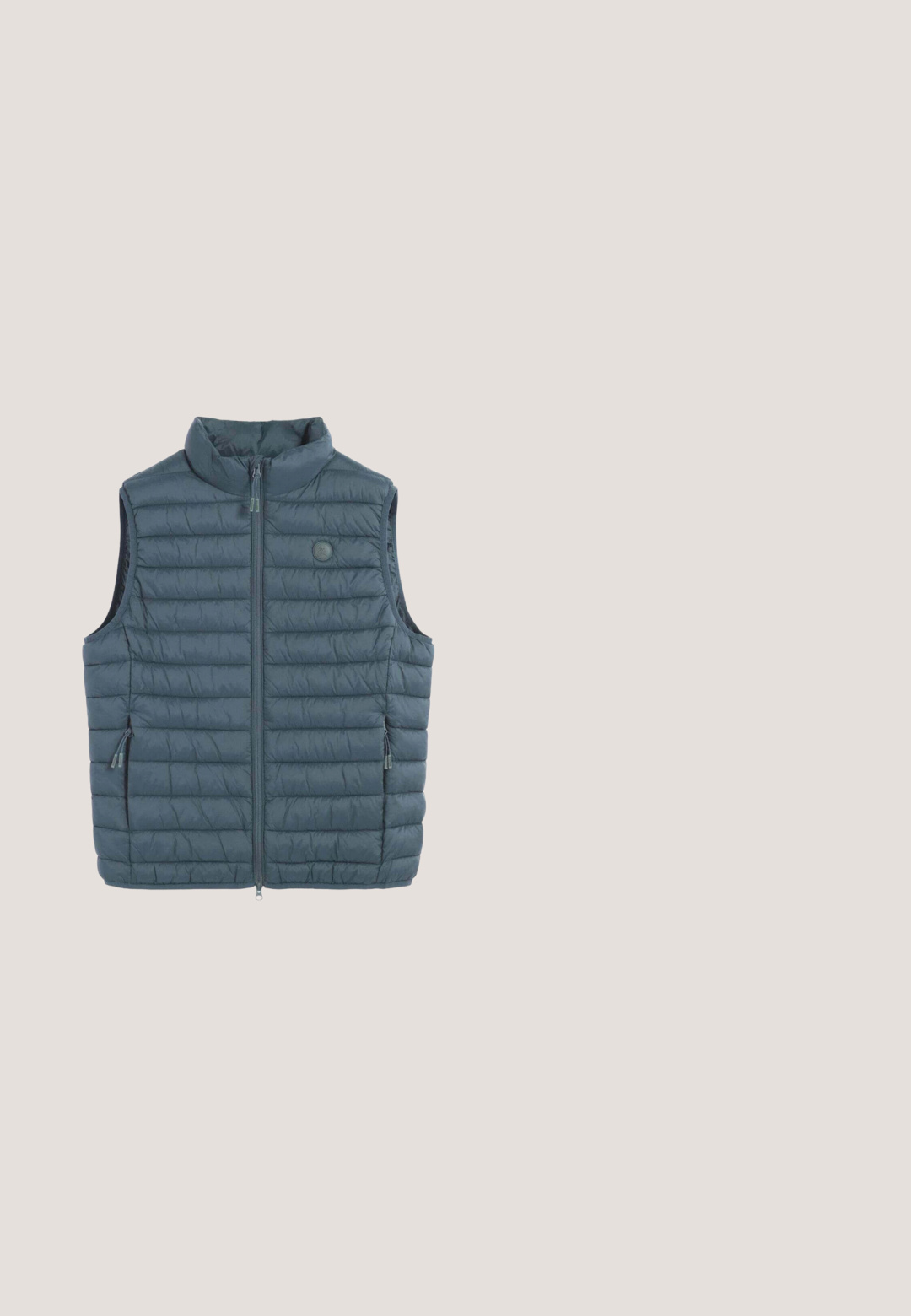 Chaleco acolchado sin mangas de color gris oscuro con cuello alto, cremallera frontal y bolsillos laterales con cremallera.; Sudadera azul claro de manga larga con cuello redondo, con un pequeño parche en el pecho y un bolsillo utilitario en la parte superior de la manga izquierda.; Camiseta de manga corta azul claro hecha de tejido suave, con escote redondo y un pequeño logo en la parte izquierda del pecho. Textura lisa.; Vaqueros de denim azul claro con corte ajustado, que cuentan con cinco bolsillos, una cremallera en la bragueta y sutiles detalles de desgaste en la parte frontal.; Zapatilla deportiva azul marino con parte superior de malla, suela blanca, suela exterior negra y logo "Tom Tailor" en el contrafuerte del talón.; Piquadro Bandolera - blu