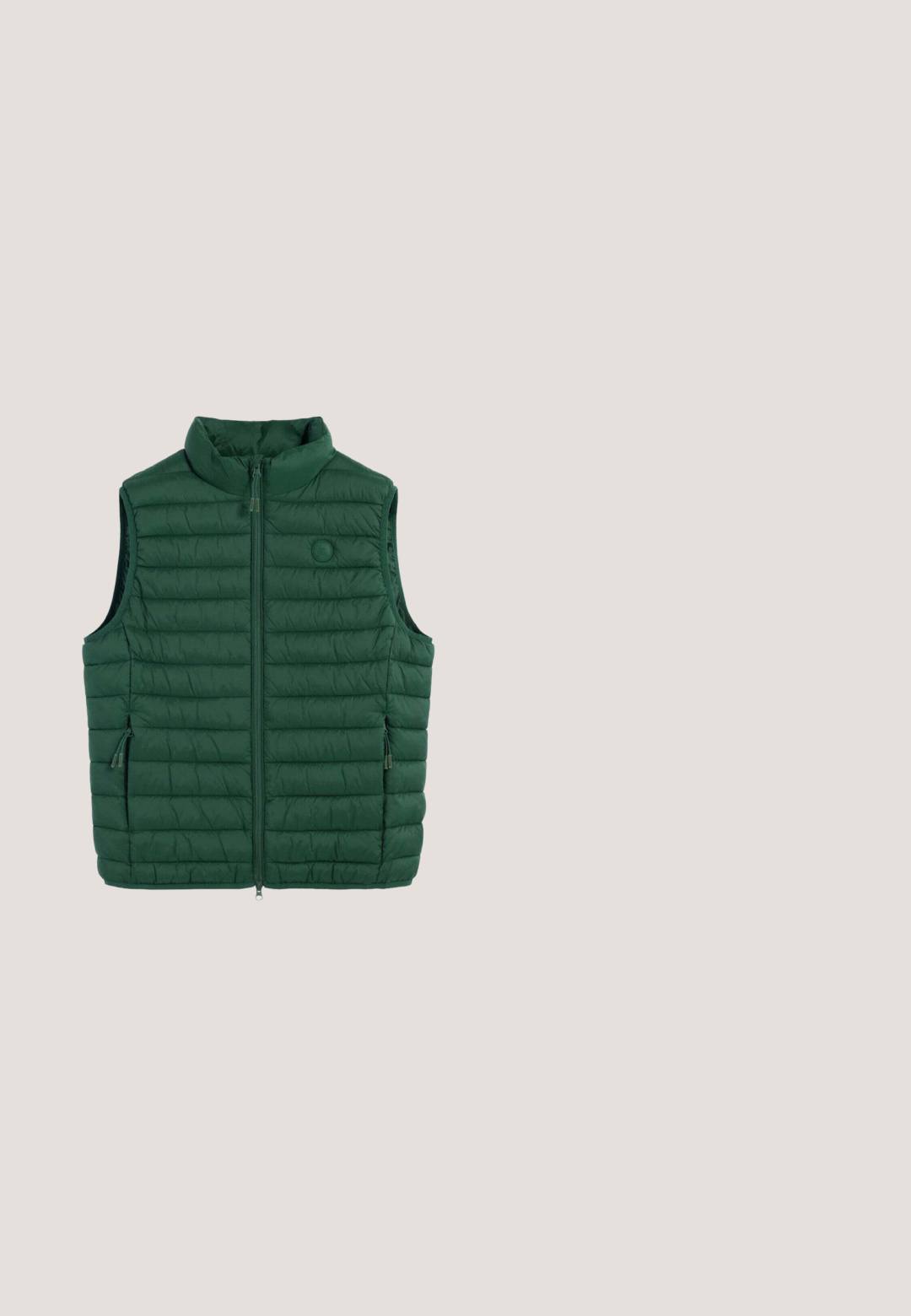 Chaleco acolchado sin mangas de color verde oscuro con cremallera frontal y dos bolsillos laterales con cremallera, con un pequeño logo redondo en el pecho izquierdo.; Sudadera verde hecha de algodón suave con una franja horizontal de un verde más claro y un pequeño logo de Lacoste en el pecho. Cuello redondo y puños acanalados.; Camisa polo de algodón verde con un clásico cierre de tres botones, mangas cortas y un pequeño logo en el lado izquierdo del pecho.; Pantalones cortos blancos con paneles laterales verde oscuro, cintura elástica con cordón y pequeño logo verde de cocodrilo en el muslo izquierdo.; Zapatilla blanca y verde Lacoste con cordones delanteros, suela de goma y logotipo de cocodrilo en el lateral y el talón.; Estuche rectangular para lápices de color rosa claro con cremallera negra y pequeño logo verde de cocodrilo en el lado delantero sobre un fondo liso.