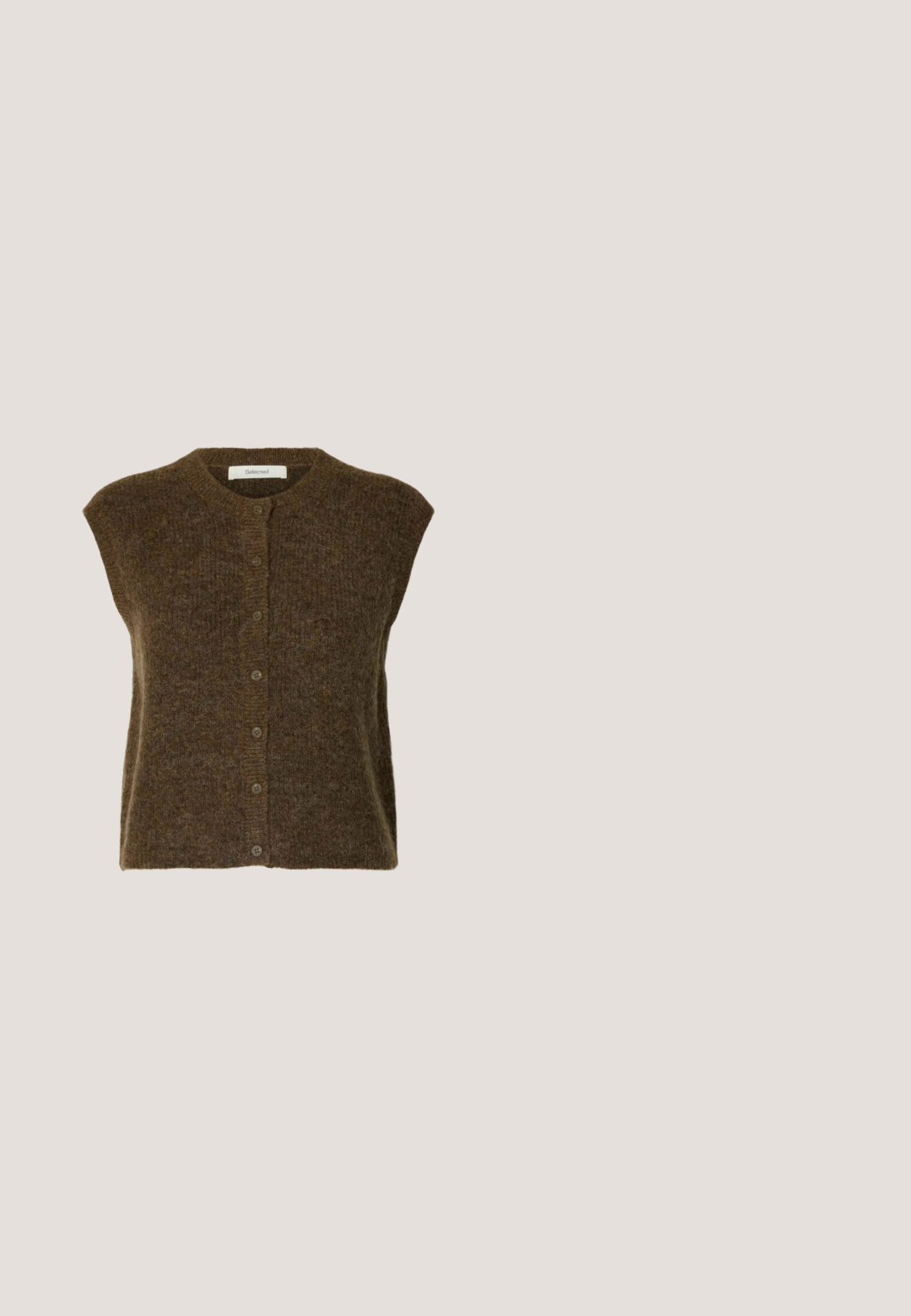 Bruine mouwloze gebreide cardigan met ronde hals en knoopsluiting aan de voorkant, textuurvolle wollen stof.; Lichtbeige t-shirt met korte mouwen, gemaakt van zachte, gestructureerde stof, met een ronde halslijn en raglanmouwen.; Bruine wijde broek met geborduurde sterren- en visontwerpen. Heeft een elastische tailleband, twee zijzakken en verstelbare enkeltouwen.; Dames platte loafers met bruin en zwart luipaardpatroon, zwarte afwerking en instapstijl, afgebeeld tegen een witte achtergrond.; Donkerbruine rechthoekige leren schoudertas met een enkele dunne band en goudkleurige gesp op een effen achtergrond.; Gouden oorbellen met een kettingontwerp en decoratieve cirkelvormige accenten versierd met kleine heldere stenen.