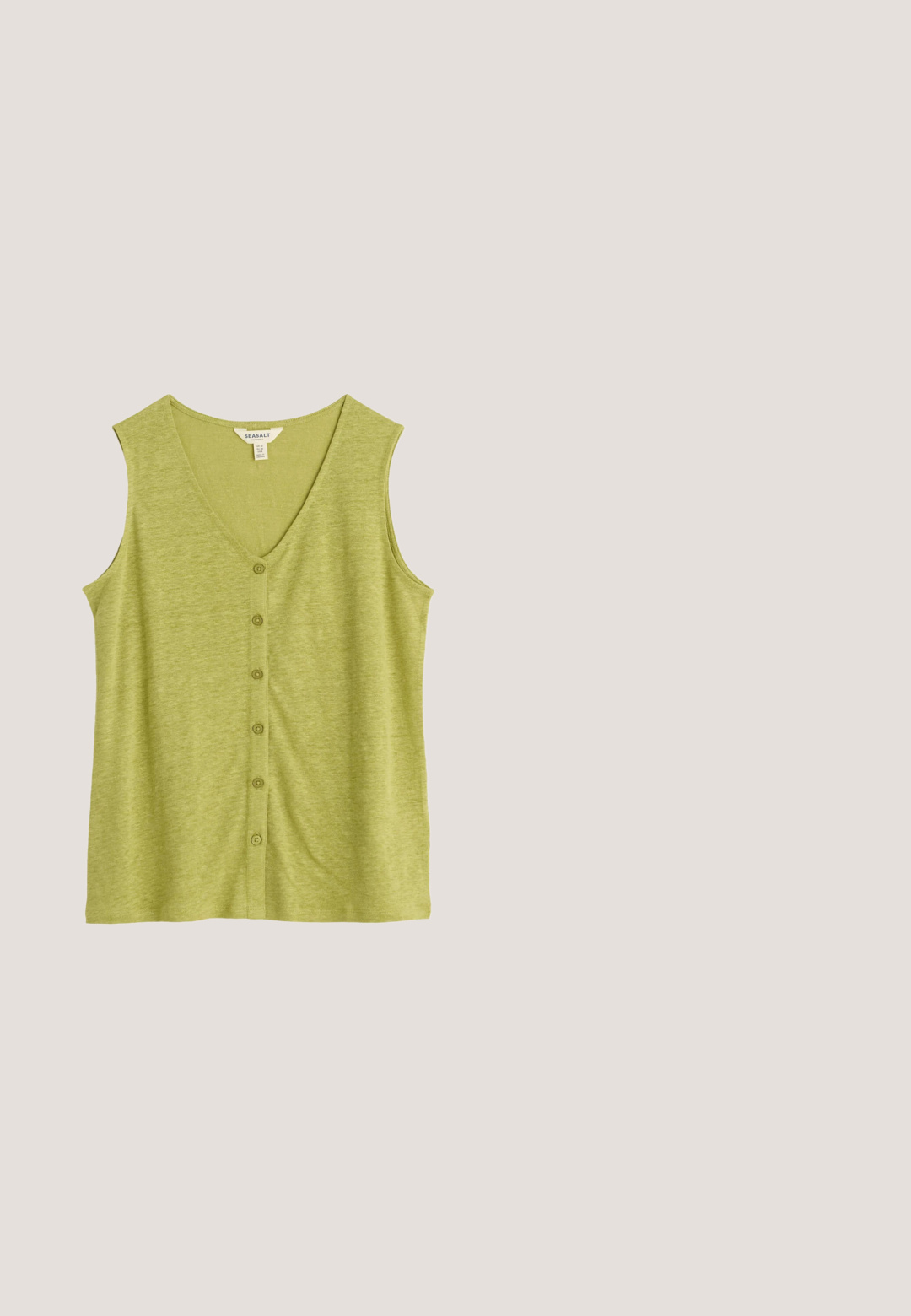 Haut sans manches vert clair à boutons avec col en V et six boutons sur le devant, en tissu doux et texturé, étiquette Seasalt.; T-shirt blanc à manches courtes avec un motif de corde à linge montrant des maillots de bain colorés suspendus sur la poitrine.; Tissu orange avec motifs de feuilles brodés. Détail froncé smocké en haut. Texture douce, design léger et respirant.; Chaussures plates en imprimé léopard en fausse fourrure douce, avec un design à bout pointu et un profil bas. Teintes naturelles avec des accents noirs.; Bracelet en cuir marron Cavalli Class avec fermeture éclair dorée, logo et détail de la sangle chaîne.; Bracelet en tissu tissé rouge, violet, vert et bleu avec un motif papillon symétrique et des liens à pampilles tressés sur fond blanc.