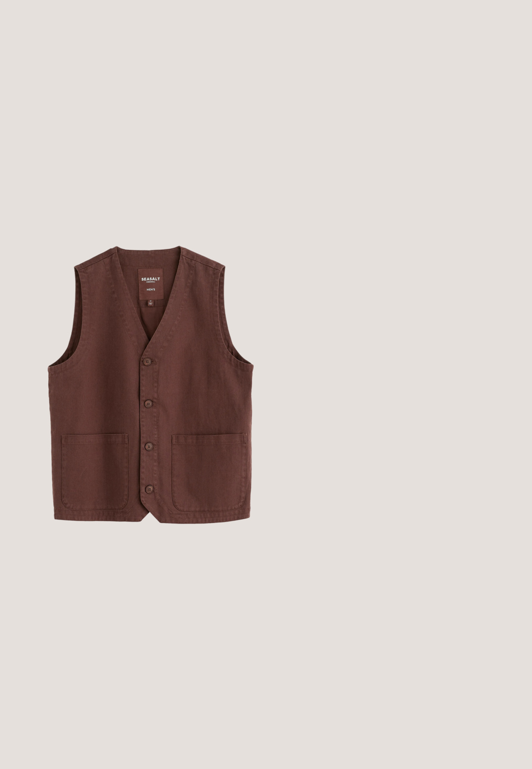 Brun herre vest med knapper, to forlommer og V-udskæring fra Seasalt Cornwall, størrelse medium.; Kortærmet brun polo med krave og to-knaps slå-om, ensfarvet design, lille broderet logo på venstre bryst.; Lys blå denim jeans med en afslappet pasform, fem lommer, en knaplukning og subtil fadeeffekt. Teksturen er glat og lidt slidt.; Beige lærreds sneakers med lavt design, hvid gummisål og runde snørebånd. Har et kontrasterende gråt hælrelief og logo detalje.; Aviator-solbriller med en guld metalramme, brune gradientlinser og teksturerede brune detaljer på spidserne af stængerne.; Mørkebrun læder rejsetaske med to håndtag, aftagelig skulderrem og frontlynlåslomme med sølvlynlås.