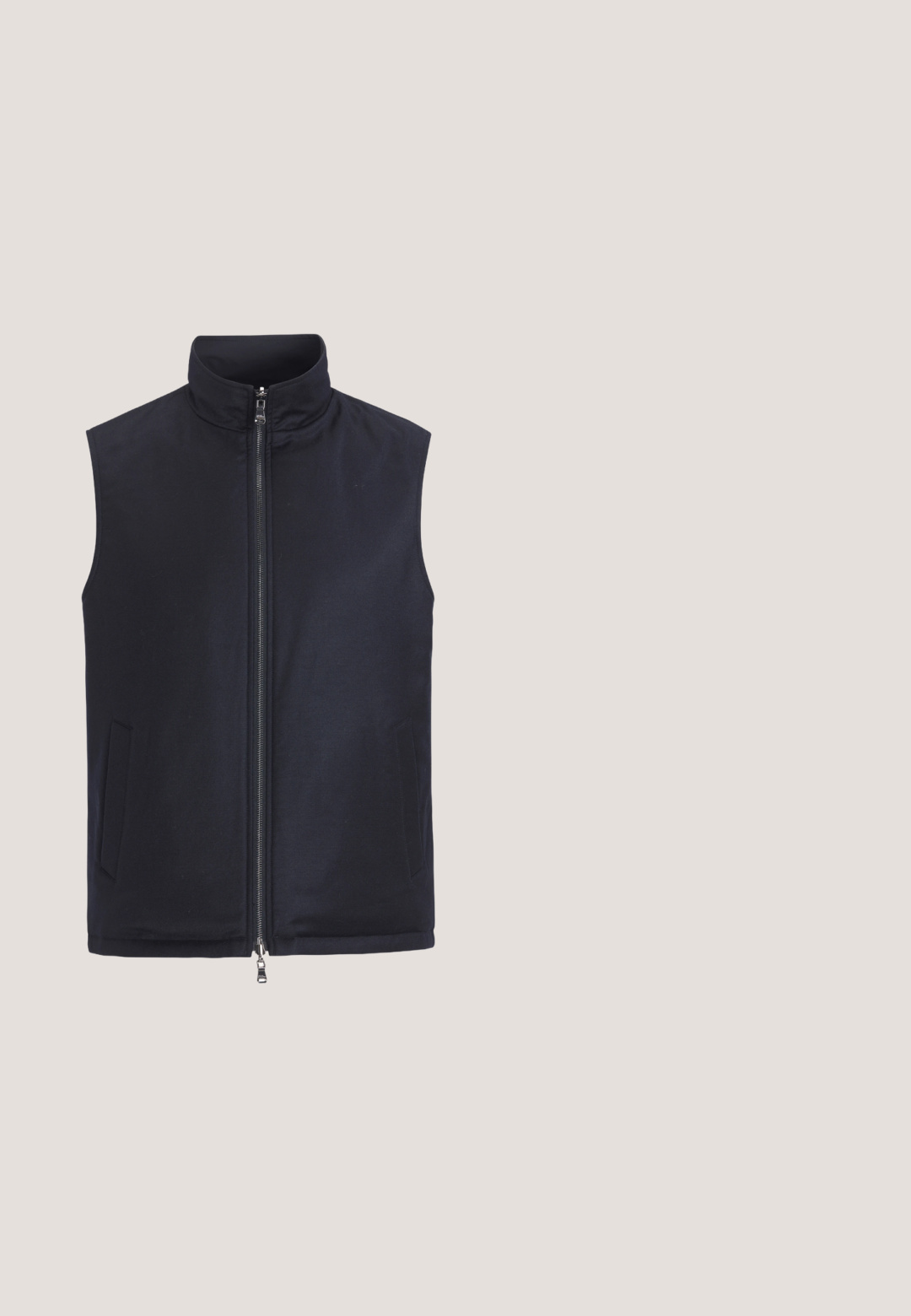 Zwarte mouwloze vest met hoge kraag, voorkant met rits en twee zijdelingse zakken. Glad materiaal met een eenvoudig ontwerp.; Marineblauwe trui met lange mouwen, gestructureerde stof en een korte zilveren rits bij de hoge kraag.; Donkerblauw poloshirt met korte mouwen, drie knopen, kraag en klein oranje PME Legend-logo op de linkerborst.; Marineblauwe joggerbroek met elastische tailleband en boorden, trekkoord aan de voorkant, zijzakken en klein rond Colmar-logo op de linker dij.; Donkerblauwe sportschoen met een bovenwerk van mesh en suède, witte tussenzool, zwarte buitenzool en oranje accenten aan de zijkant en tong.; LANCASTER BASIC SPORT MEN'S - Heuptas - bleu foncé