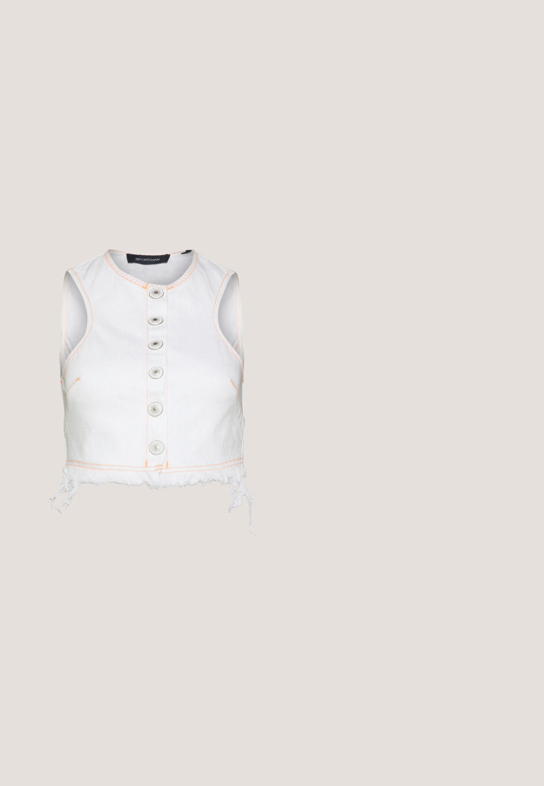 Sportmax PECE - Γιλέκο - bluette; Μπεζ μπλούζα τύπου wrap από βαμβάκι με μακριά, φουσκωτά μανίκια, βαθύ V λαιμόκοψη και κορδόνι στη μέση. Λεία υφή, μινιμαλιστικός σχεδιασμός.; Τζιν σορτσάκια σε ανοιχτό μπλε χρώμα με φθαρμένη τελείωση. Διαθέτουν κλασικό σχέδιο με πέντε τσέπες, κλείσιμο με κουμπί και ελαφριά φθορά στο ύφασμα.; Καφέ δερμάτινο σανδάλι σαγιονάρα με λεπτομέρειες πλεκτής άκρης και χαμηλό τακούνι σε φυσική πλεκτή υφή σε λευκό φόντο.; Maje MINI - Τσάντα χιαστί - camel; Χρυσά σκουλαρίκια σε σχήμα κρίκου με μαλακή, στρογγυλή σχεδίαση και γυαλιστερή φινέτσα. Τα σκουλαρίκια έχουν συμπαγή, χοντρή μορφή και αδιάκοπο κούμπωμα.