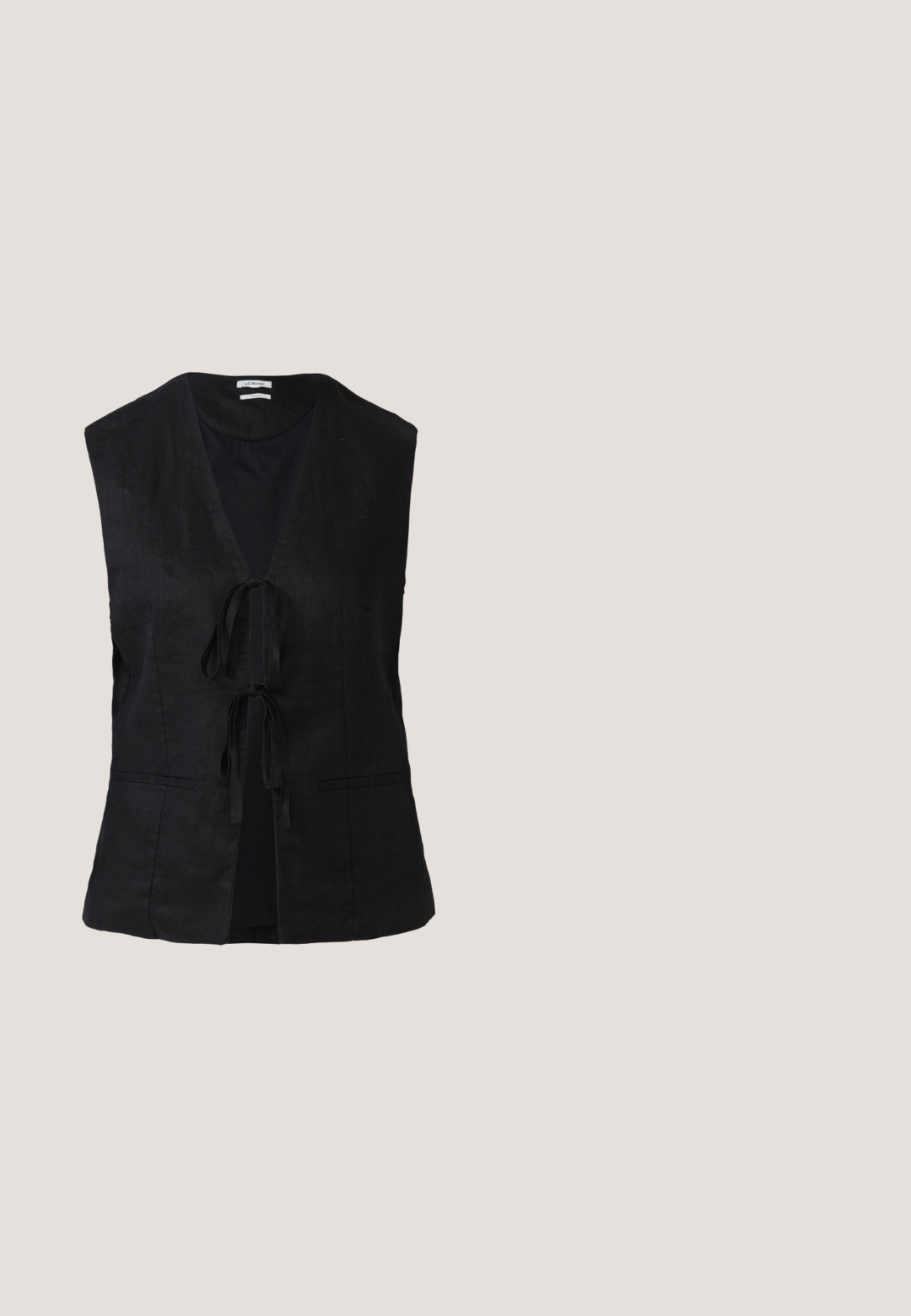 Zwarte mouwloze vest van linnen met een diepe V-hals, voor sluiting met strik en twee zijzakken. Gladde textuur met een minimalistisch ontwerp.; Zwarte mouwloze tanktop van zachte katoen, met een ronde hals en een ontspannen pasvorm, zonder zichtbare patronen of hardwaredetails.; Masai MaPinja - Shorts - black; Zwarte platformsandalen met geweven textuur, dubbele verstelbare banden, gouden gespen en een middenzool van jute touw. Soepele zwarte voetbed en rubberen zool.; Zwarte en schildpadbril met oversized vierkante monturen, gradiënt grijze lenzen en slanke zwarte armen met gouden accenten.; Zwarte gestructureerde leren crossbodytas met gebogen klep, goudkleurige sluitingen en verstelbare schouderriem op witte achtergrond.