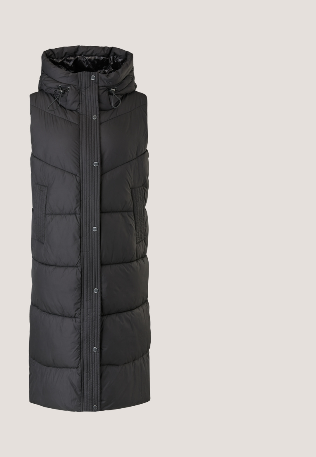 s.Oliver Bodywarmer - black; Zwarte sweatshirt met lange mouwen, hoge funnelnek en brede satijnen koorden die hangen uit metalen oogjes bij de kraag.; Zwarte casual broeken met een elastische tailleband, trekkoord, knoopsluiting en zijritszakken, ontworpen voor comfort en stijl.; Zwarte leren enkellaars met een slank design, elastische zijpanelen, aantrektabs en een stevige rubberen zool met een gekarteld patroon.; Zwarte schoudertas gemaakt van duurzaam materiaal met een stijlvol ontwerp. Beschikt over een voorvak, een verstelbare schouderriem en een zilveren logodetail.; Zilveren creolen met een gestructureerd ontwerp, voorzien van driehoekige patronen langs de buitenrand, bevestigd met een veilige stud sluiting.